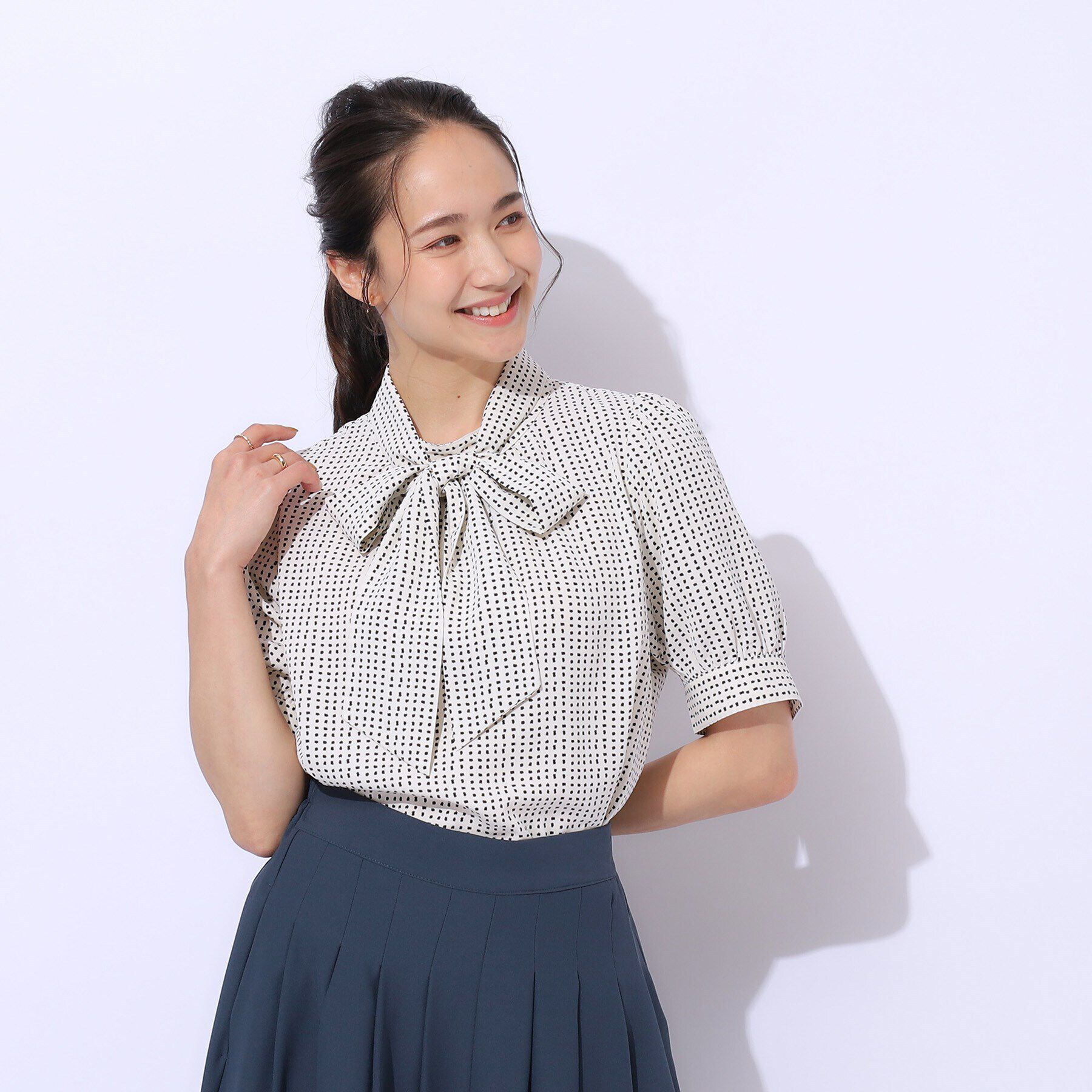 SHOO･LA･RUE「【2WAY/無理せずキレイ】リボンが華やかさをプラスする 5分袖ブラウス」|シャツ・ブラウス|