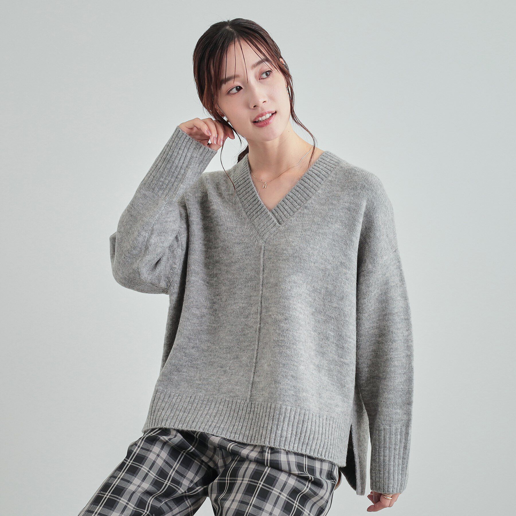 SHOO･LA･RUE「大人の余裕を醸し出す ふわふわ 深Vネックゆるニット」|ニット・セーター|グレー(012)