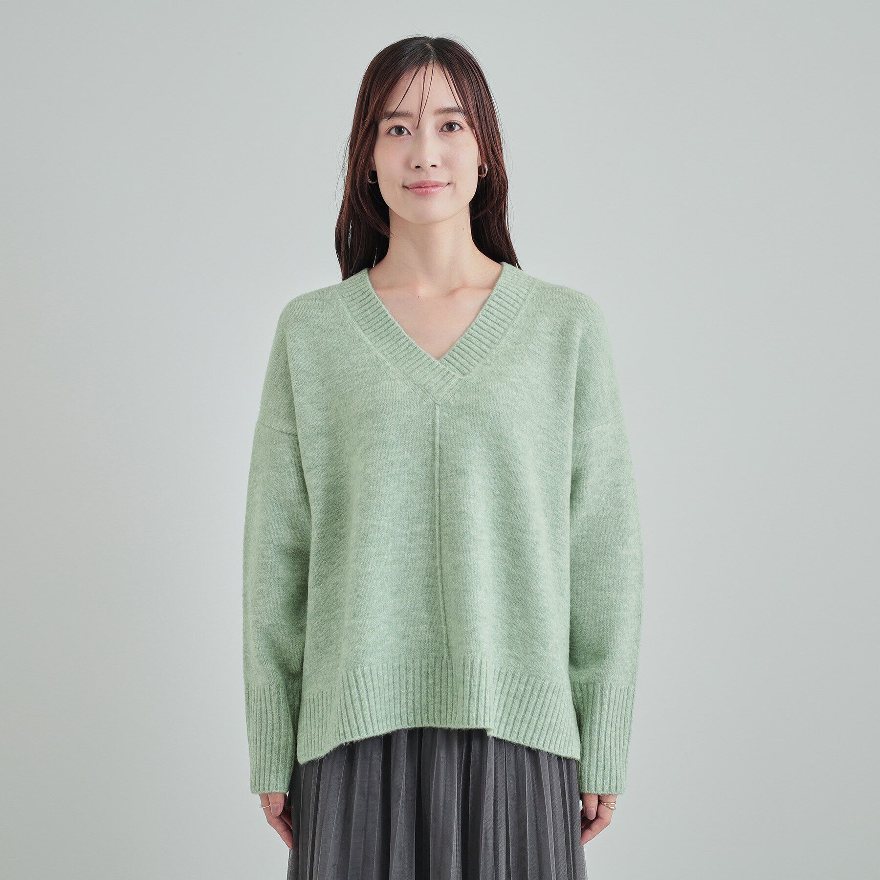 SHOO･LA･RUE「大人の余裕を醸し出す ふわふわ 深Vネックゆるニット」|ニット・セーター|