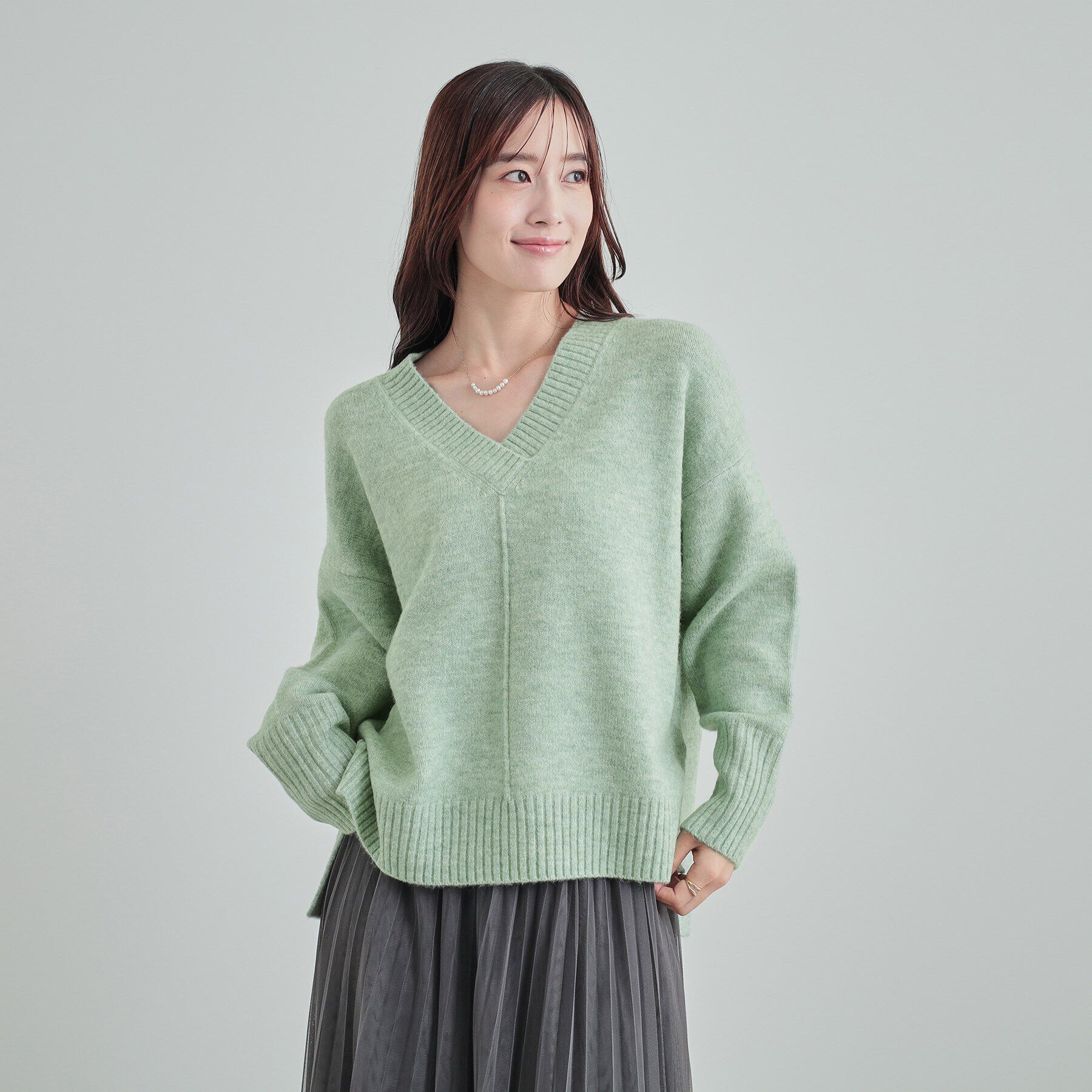 SHOO･LA･RUE「大人の余裕を醸し出す ふわふわ 深Vネックゆるニット」|ニット・セーター|