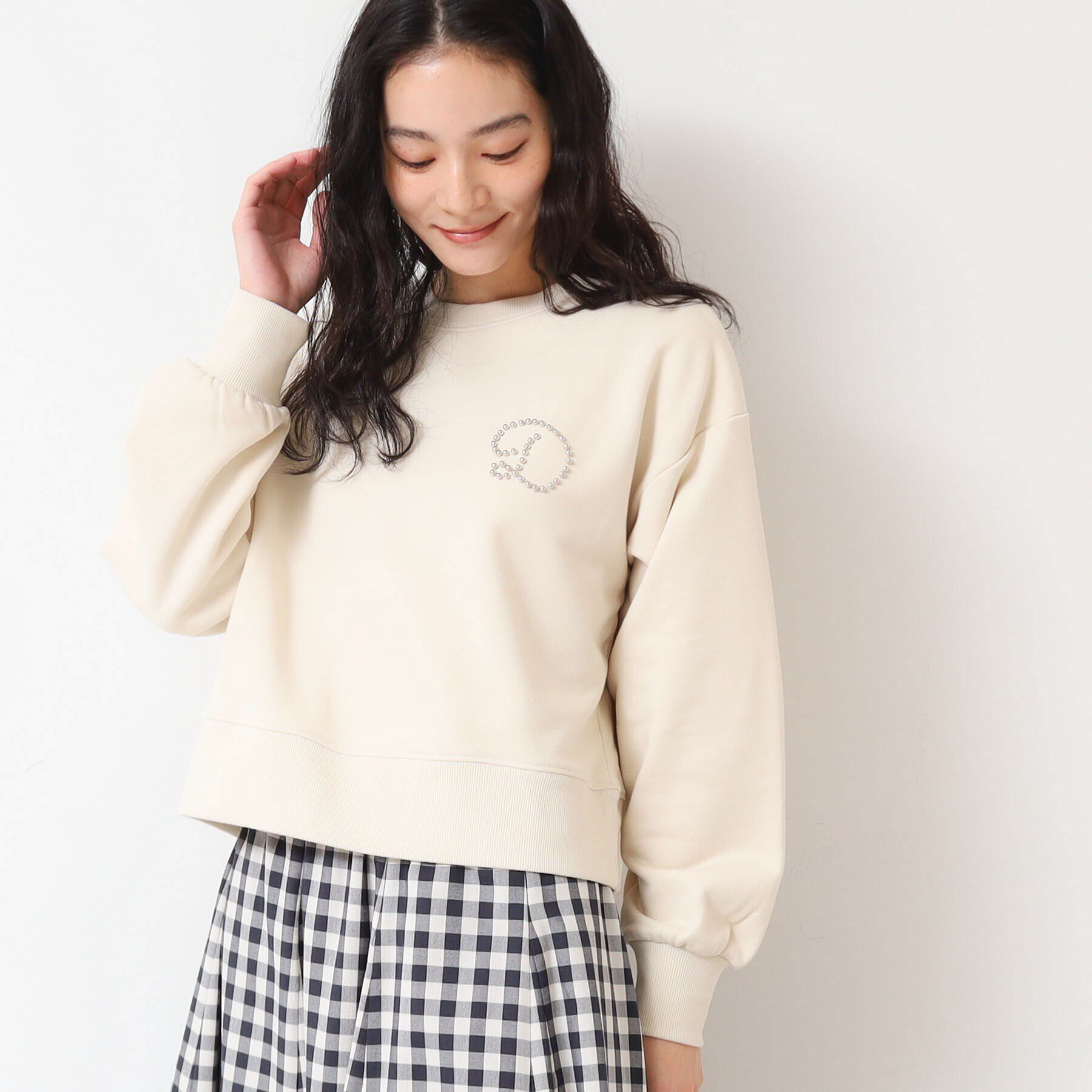 Dessin「【洗える】スタッズDマーク付きクロップド丈スウェット」|パーカー|ホワイト(002)