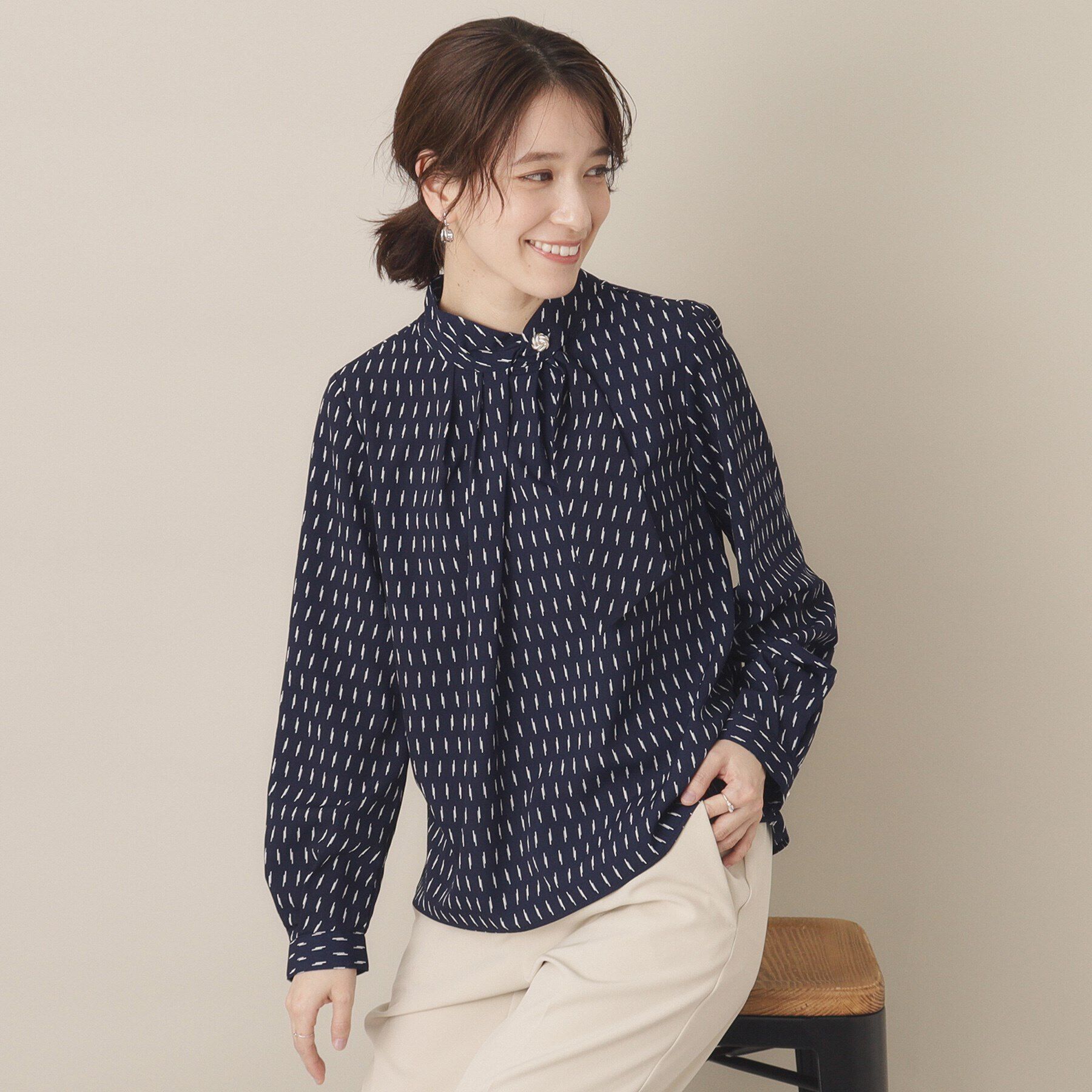 ITS&rsquo;DEMO「【通勤／手洗い可】幾何柄ボウタイブラウス」|シャツ・ブラウス|ネイビー(194)