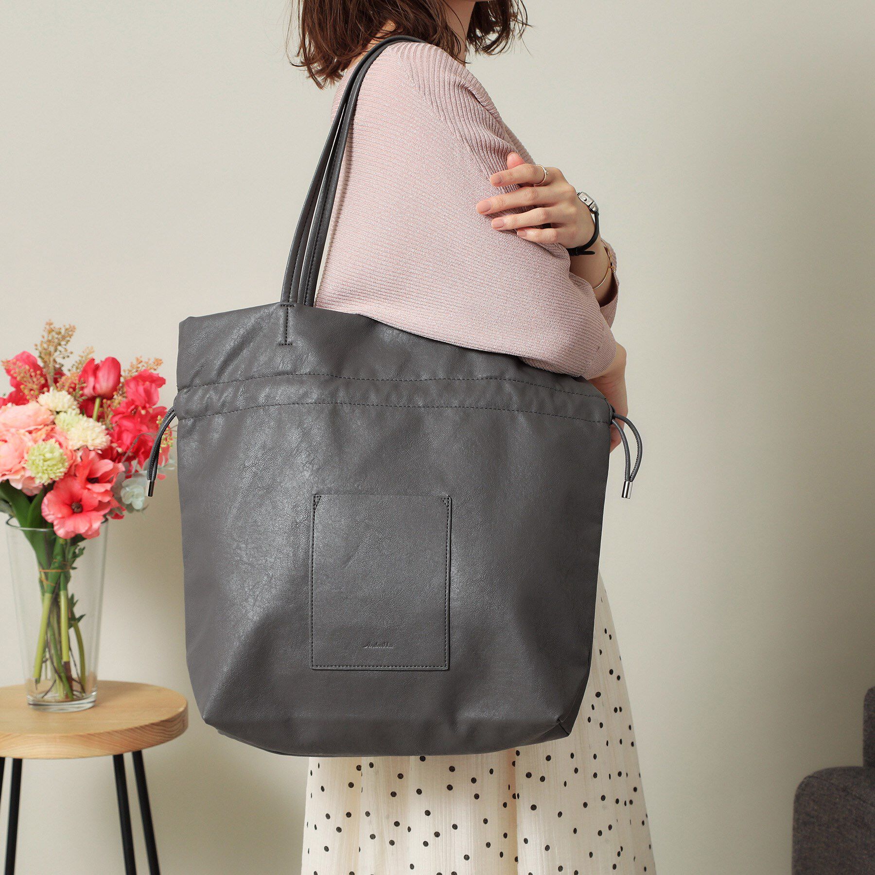 ITS&rsquo;DEMO「【A4対応】合皮巾着トート」|トートバッグ|チャコールグレー(0