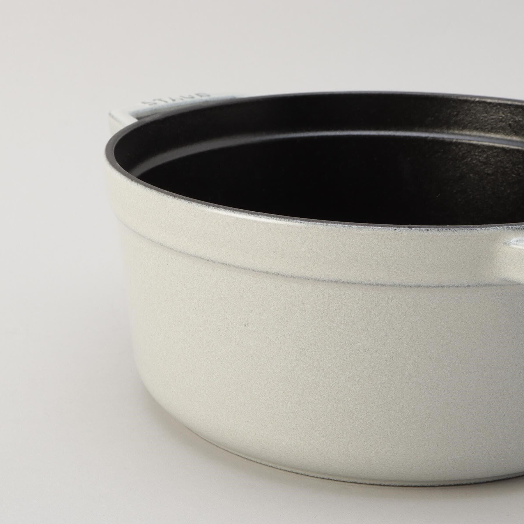 212 KITCHEN STORE「50thアニバーサリーセット　ラウンド22cm・トリベットスプーン カンパーニュ ＜STAUB スト」|食器・キッチングッズ|