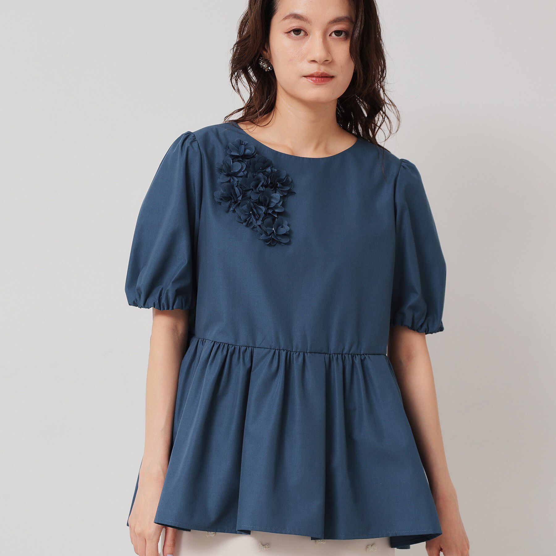 SunaUna「【接触冷感／ペプラム】コサージュ風ブラウス」|シャツ・ブラウス|