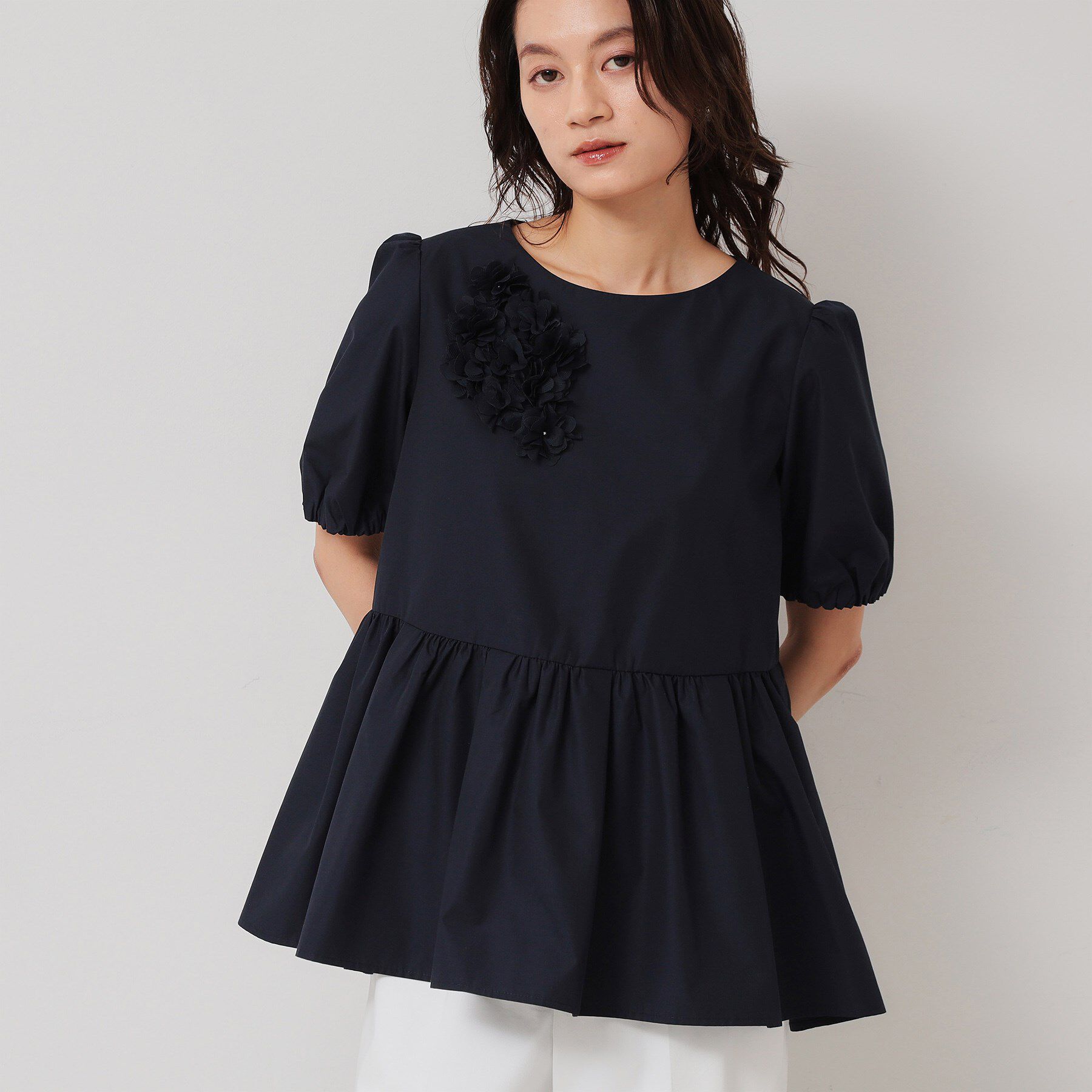 SunaUna「【接触冷感／ペプラム】コサージュ風ブラウス」|シャツ・ブラウス|ネイビー(094)