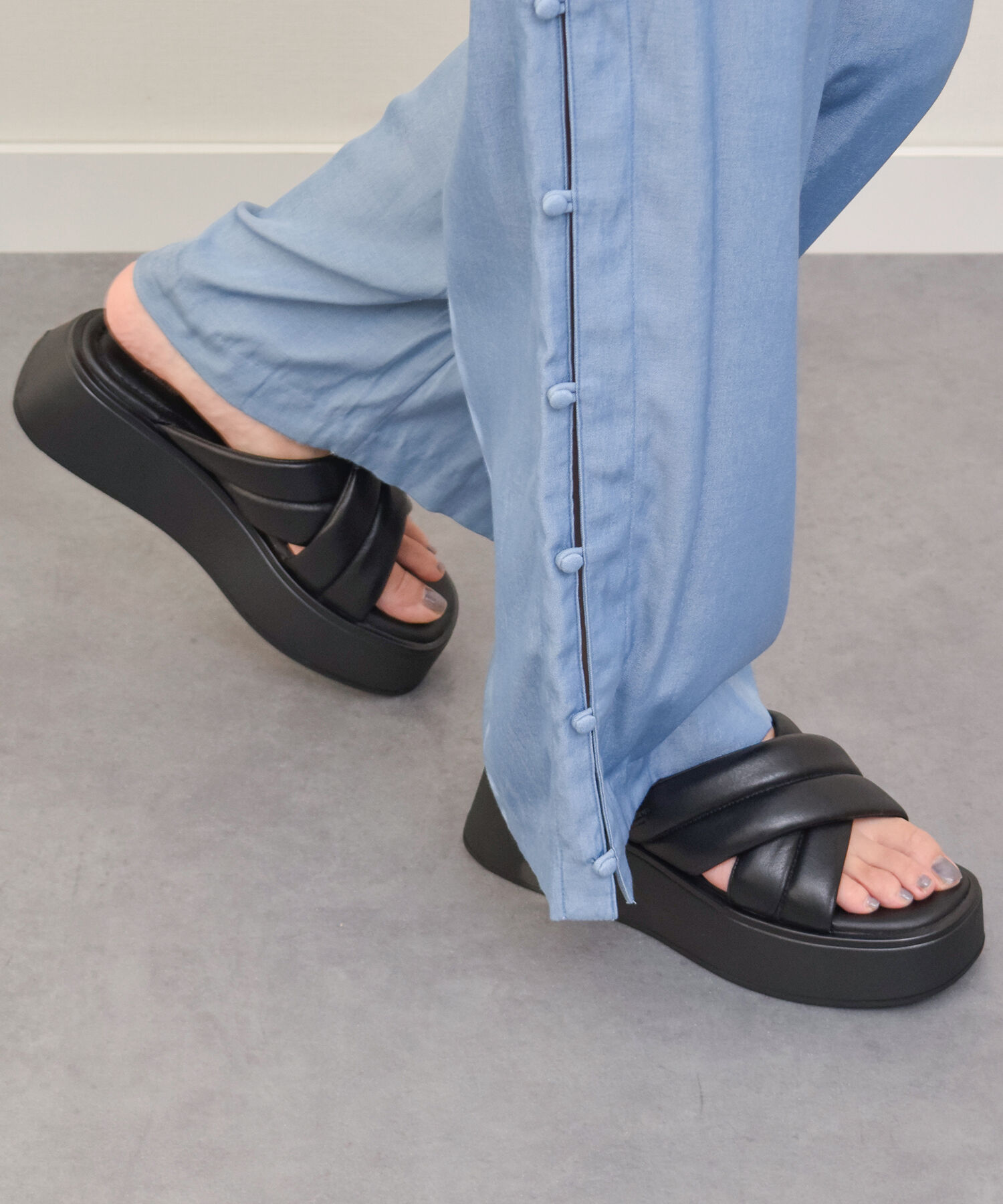 IMPORT SELECT「【VAGABOND】スクエアトウ厚底クロスストラップサンダル(E52103)」|サンダル|BL