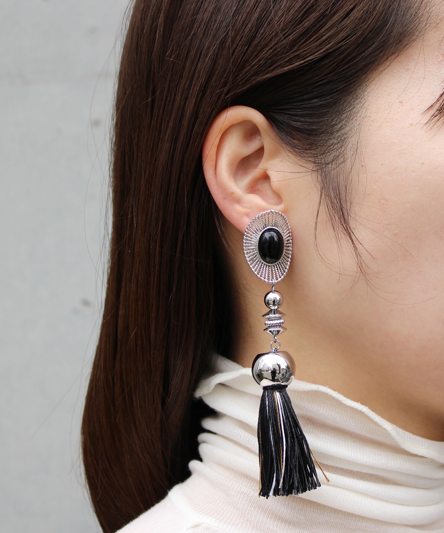 Phoebe+「【amplis】ellipse tasselイヤリング ブラック」|イヤリング|ブラック