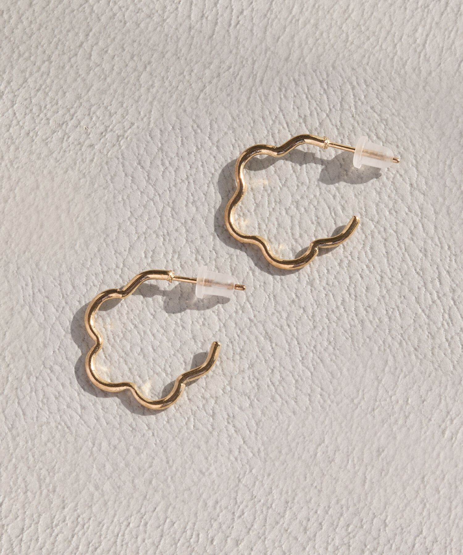 Phoebe「メタルフラワーフープピアス」|ピアス|