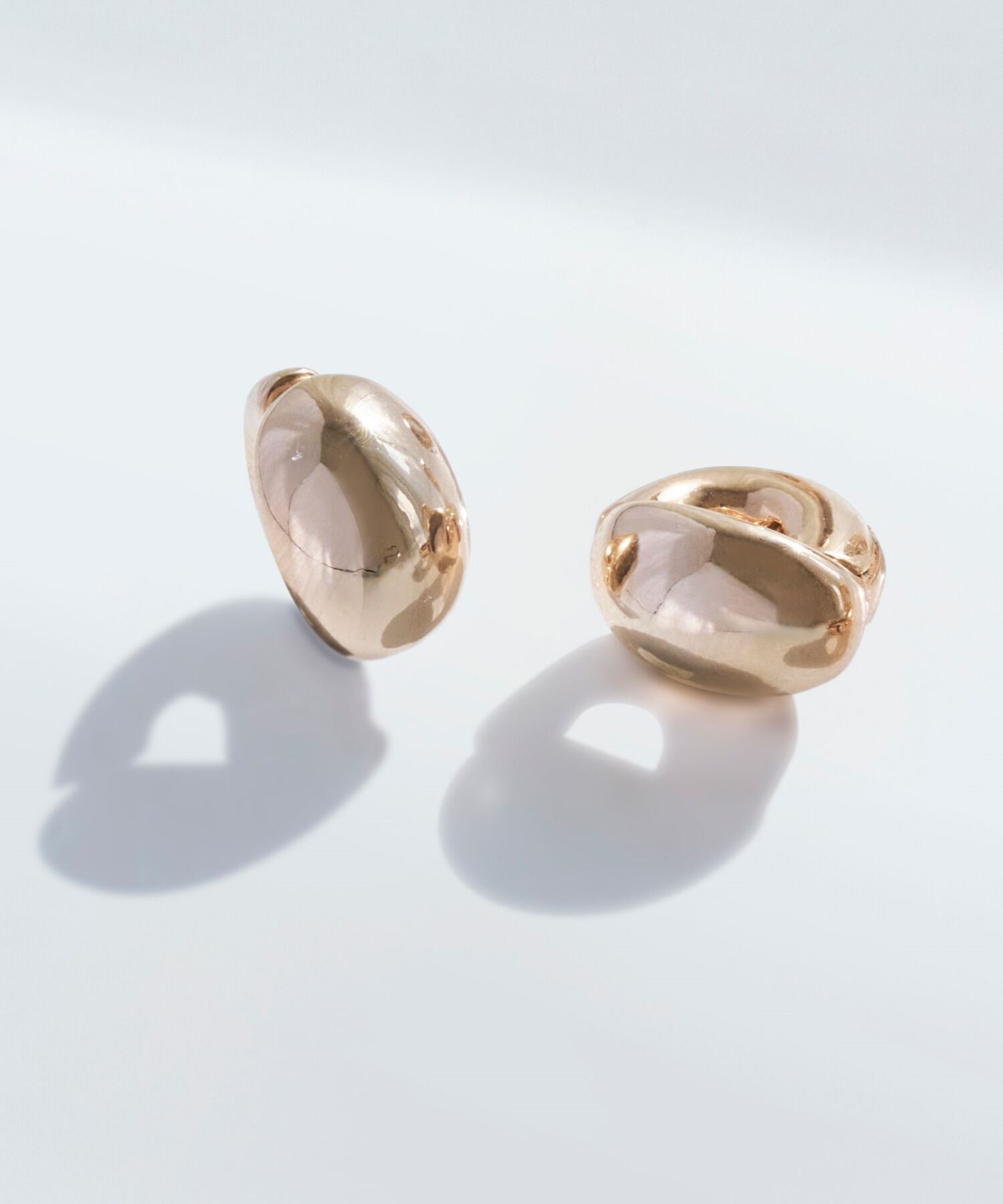 Phoebe「【金属アレルギー対応】オーバルフープスナップイヤリング　シャンパンゴールド」|イヤリング|