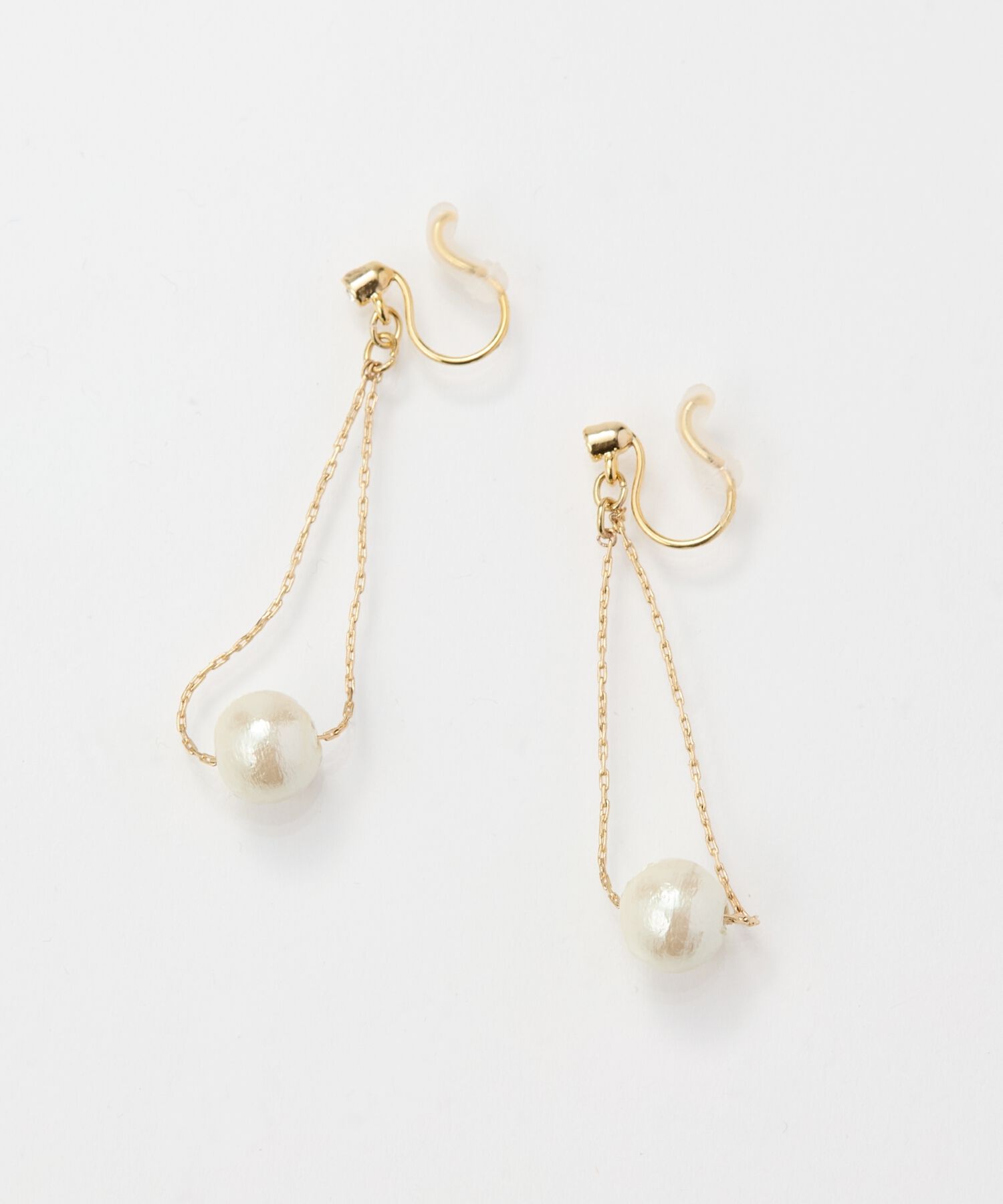 Phoebe「【痛くないシリーズ】【金属アレルギー対応】トライアングルコットンパールライトフィットイヤリング」|イヤリング|