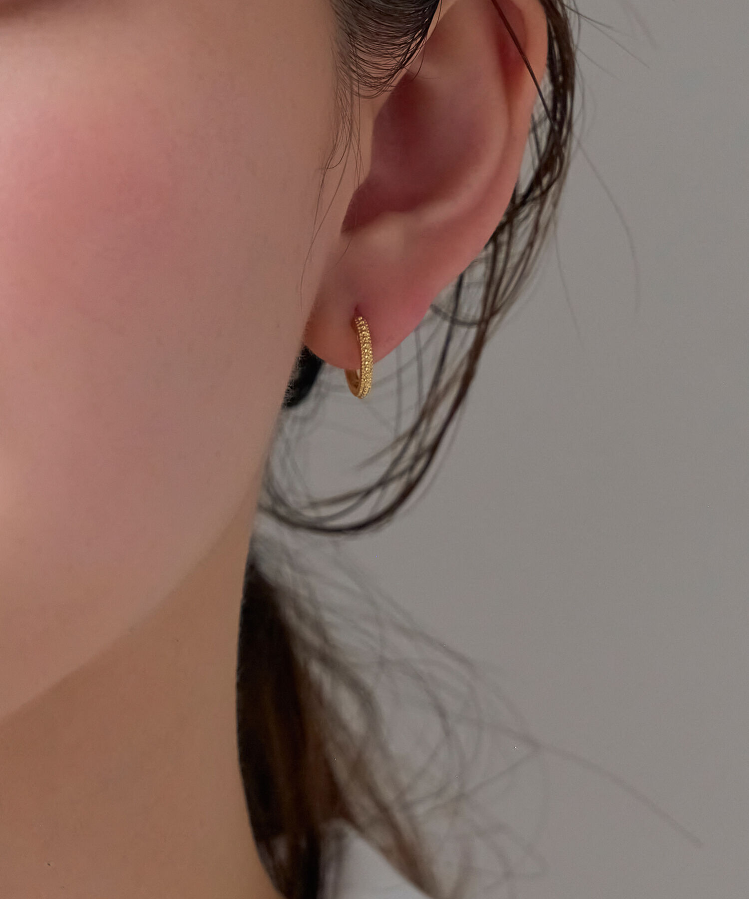 Phoebe「【金属アレルギー対応/痛くないシリーズ】グリッターメタルライトフィットイヤリング　ゴールド」|イヤリング|