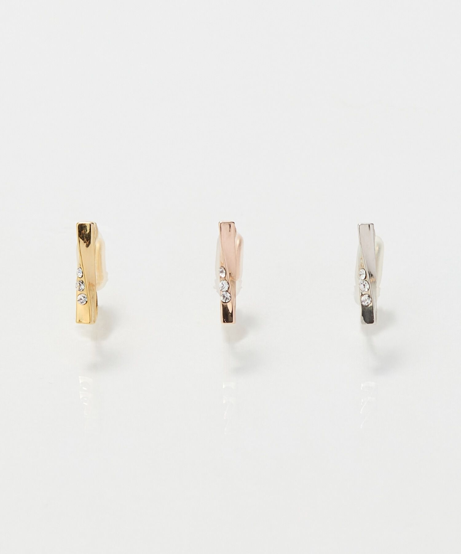 Phoebe「【痛くないシリーズ】ツイストバービジューライトフィットイヤリング　ゴールド」|イヤリング|