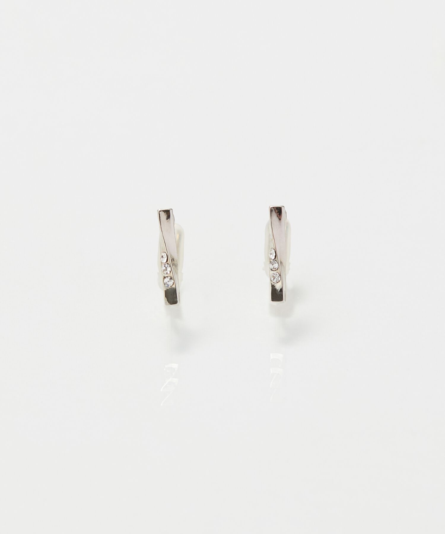 Phoebe「【痛くないシリーズ】ツイストバービジューライトフィットイヤリング　シルバー」|イヤリング|