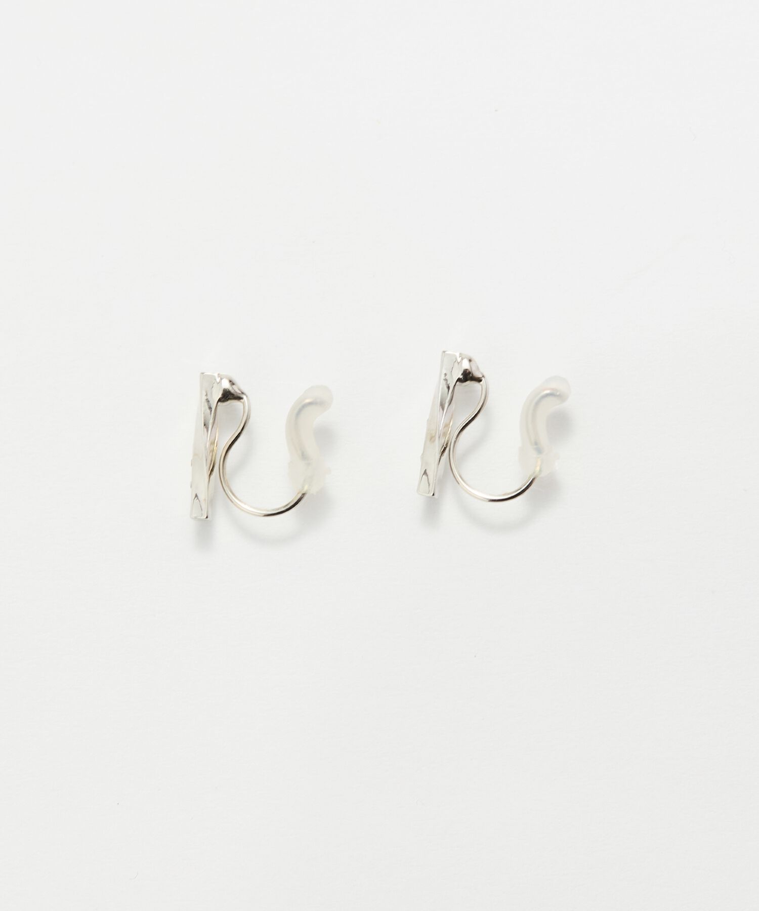 Phoebe「【痛くないシリーズ】ツイストバービジューライトフィットイヤリング　シルバー」|イヤリング|