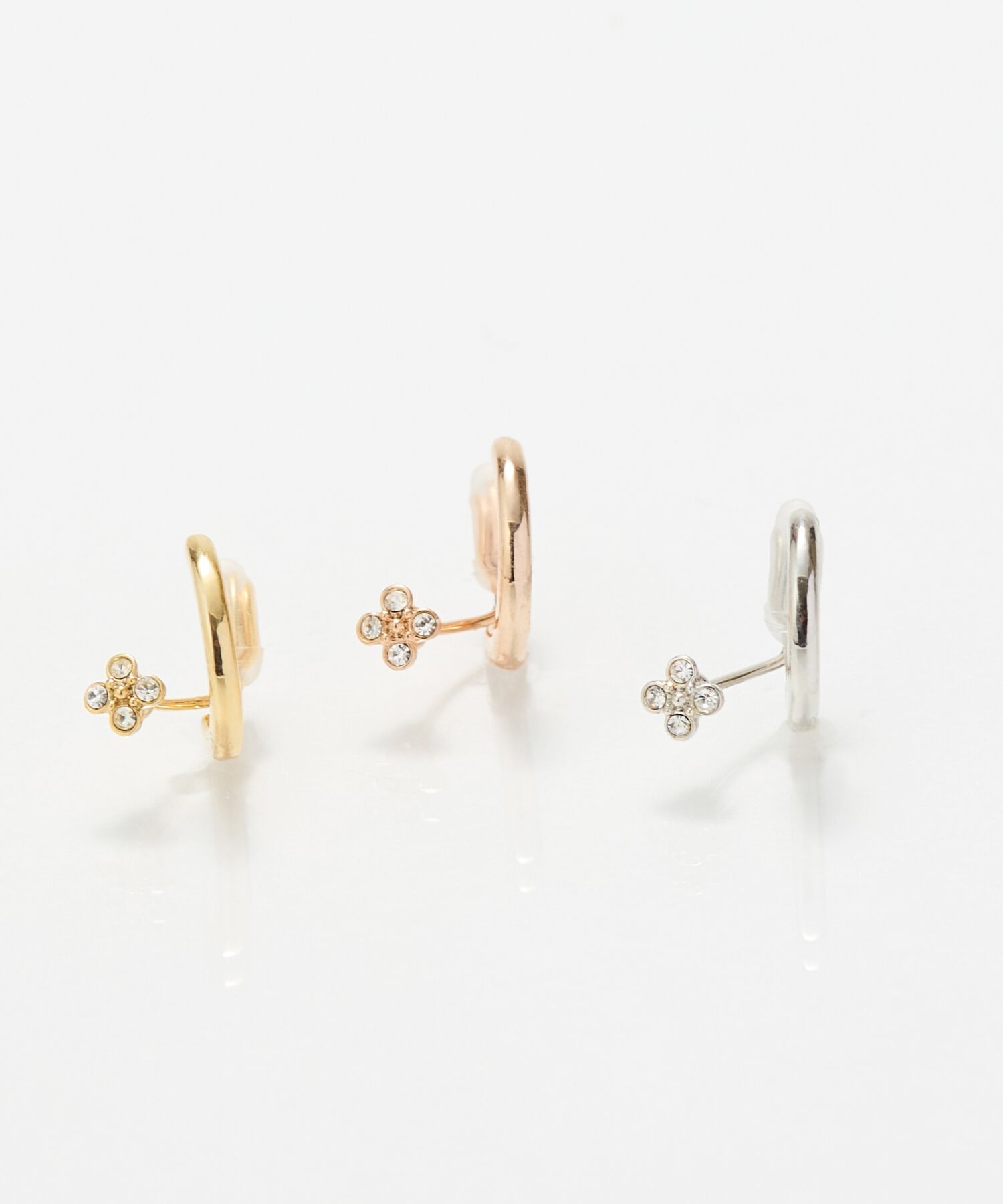 Phoebe「【痛くないシリーズ】フラワービジューライトフィットイヤリング　シルバー」|イヤリング|