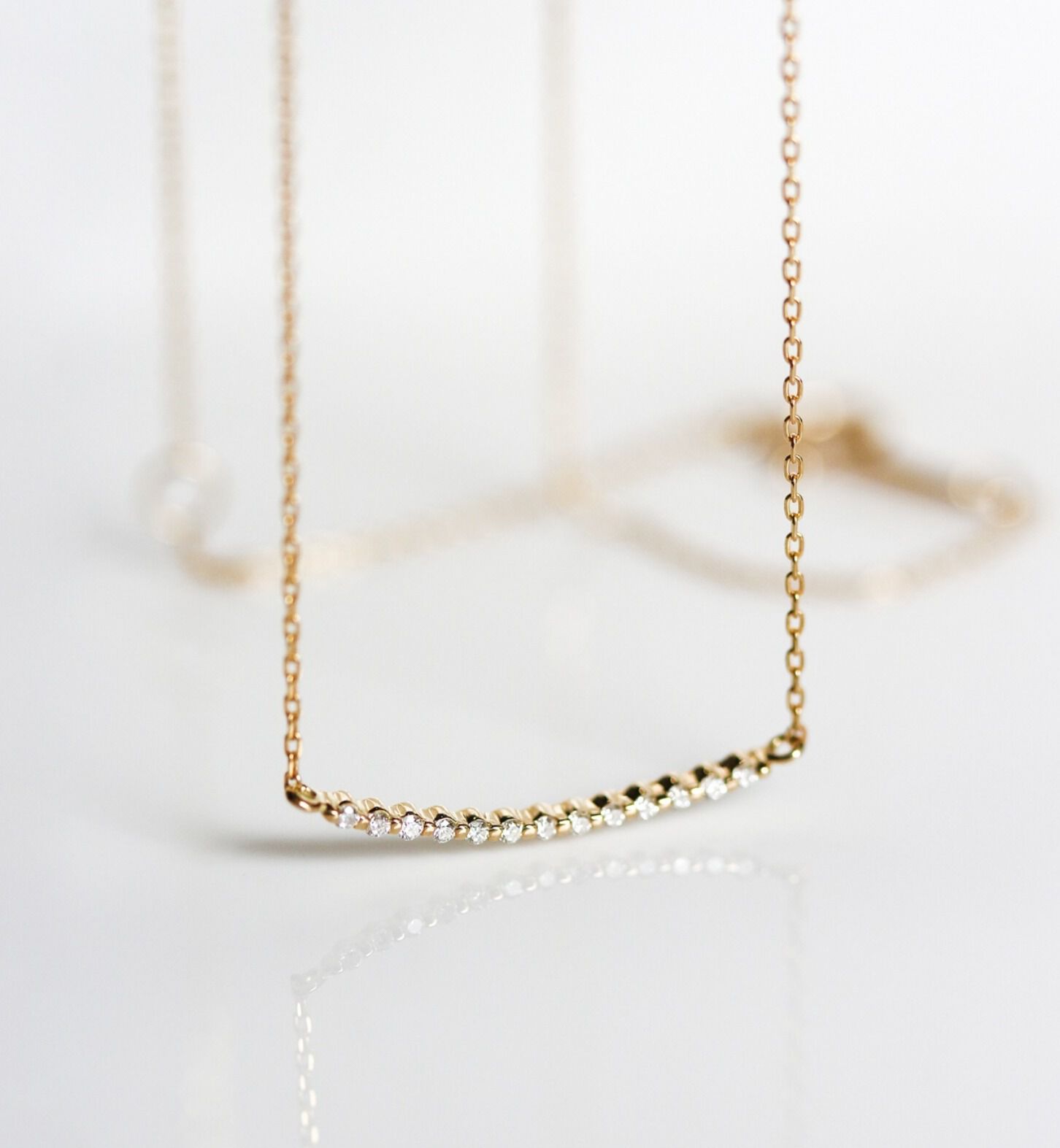  「ダイヤモンド カーブ ネックレス | K10YG 〈世界最小〉」|ネックレス|