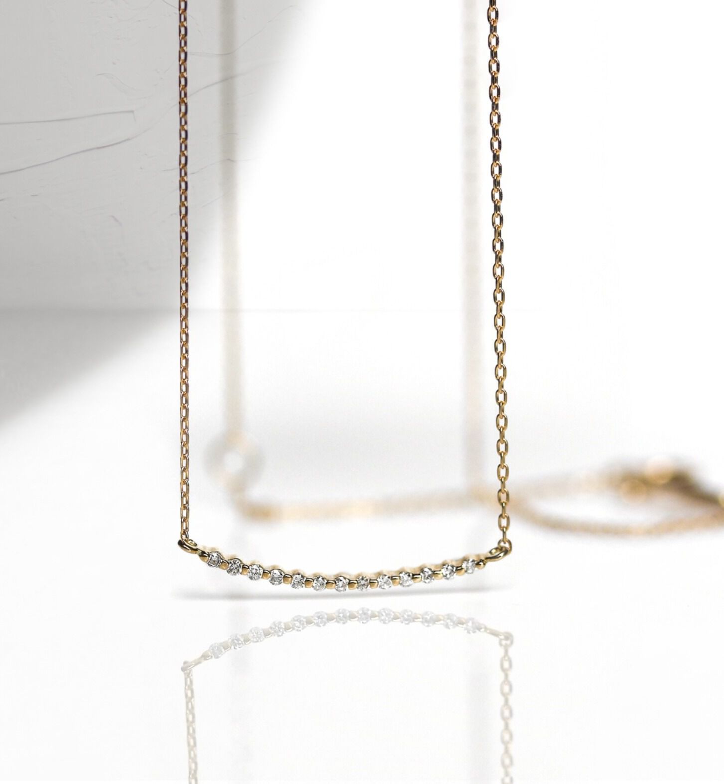  「ダイヤモンド カーブ ネックレス | K10YG 〈世界最小〉」|ネックレス|