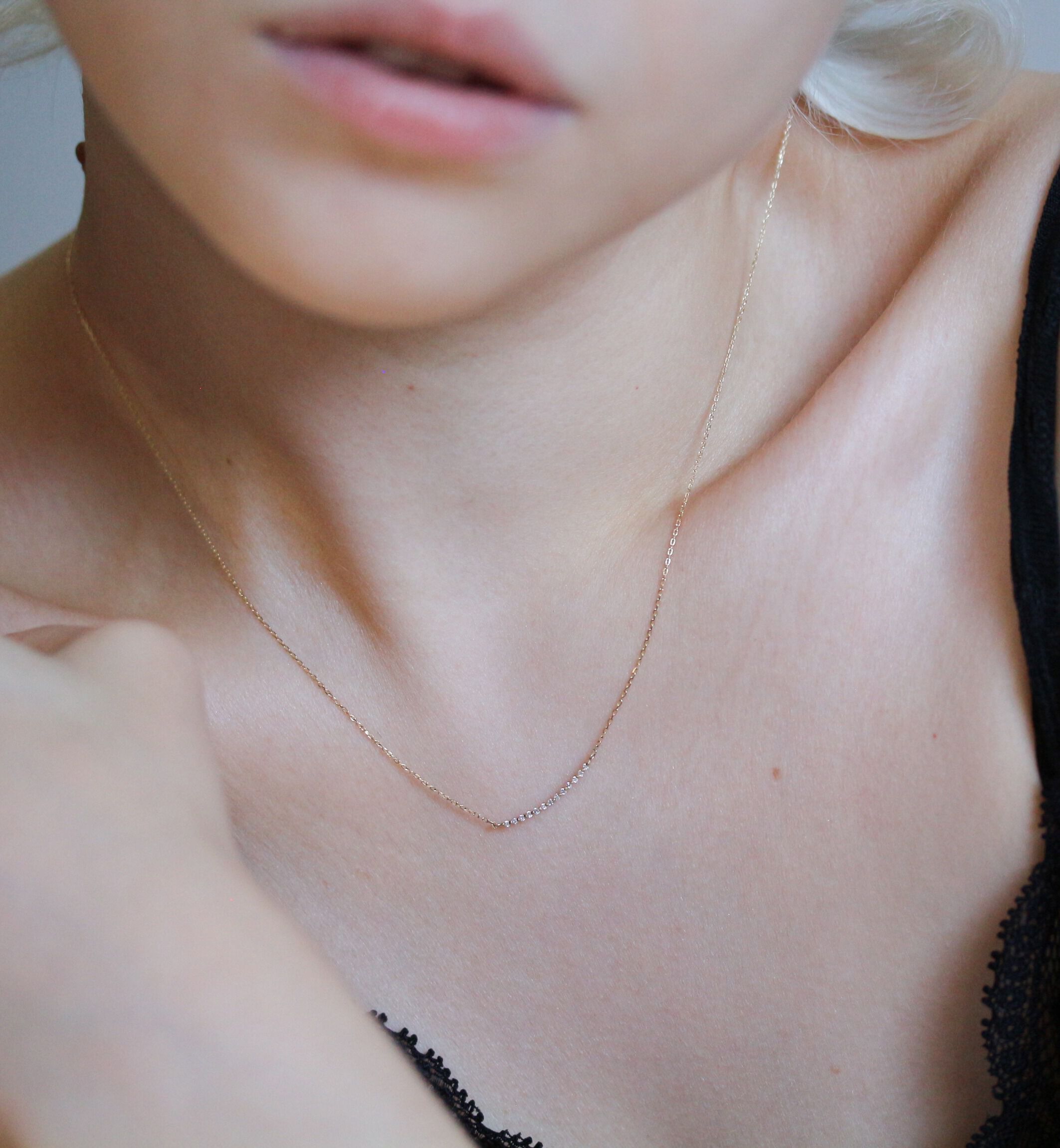  「ダイヤモンド カーブ ネックレス | K10YG 〈世界最小〉」|ネックレス|