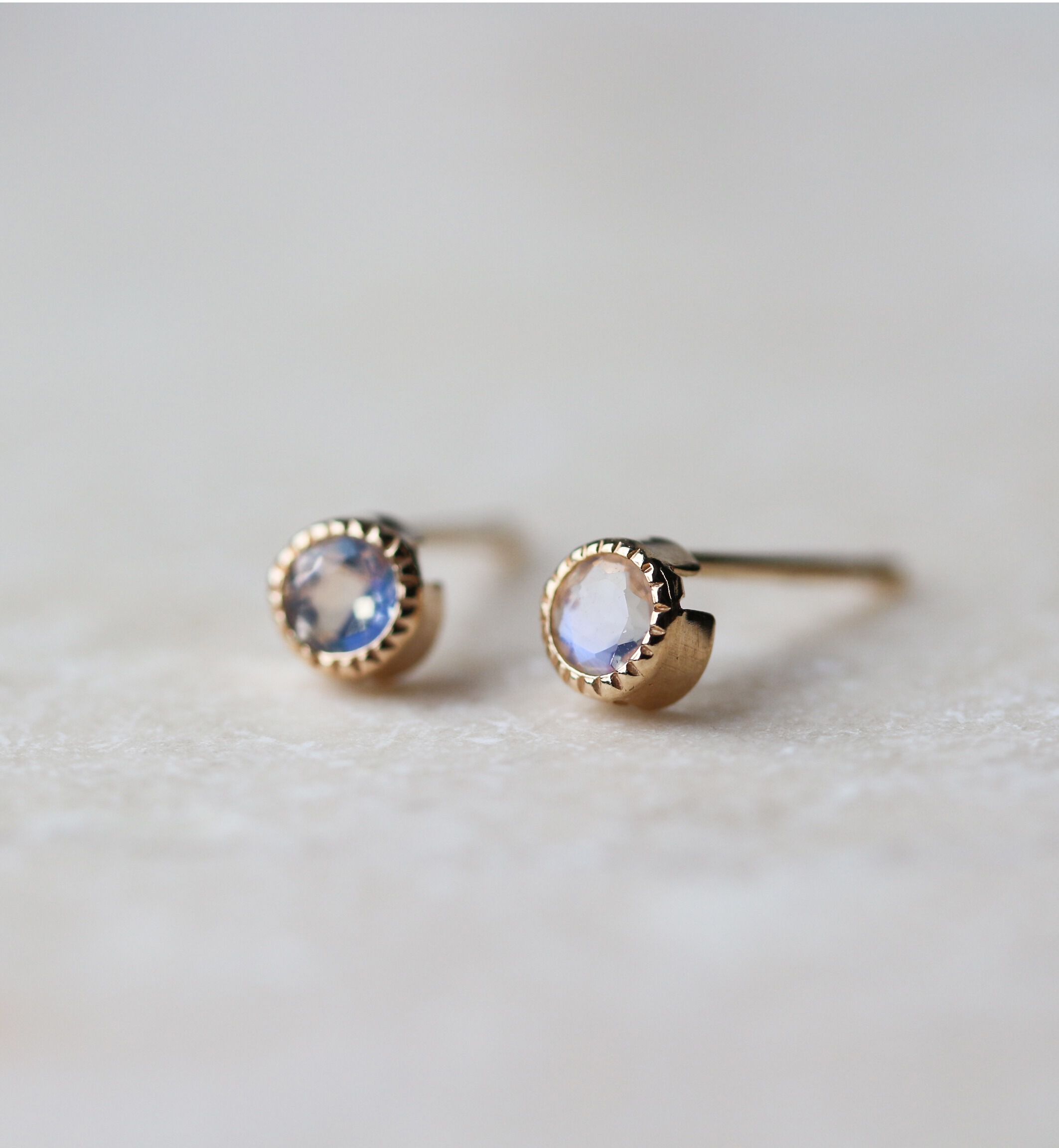  「ロイヤルブルームーンストーン ピアス | K10YG 」|ピアス|