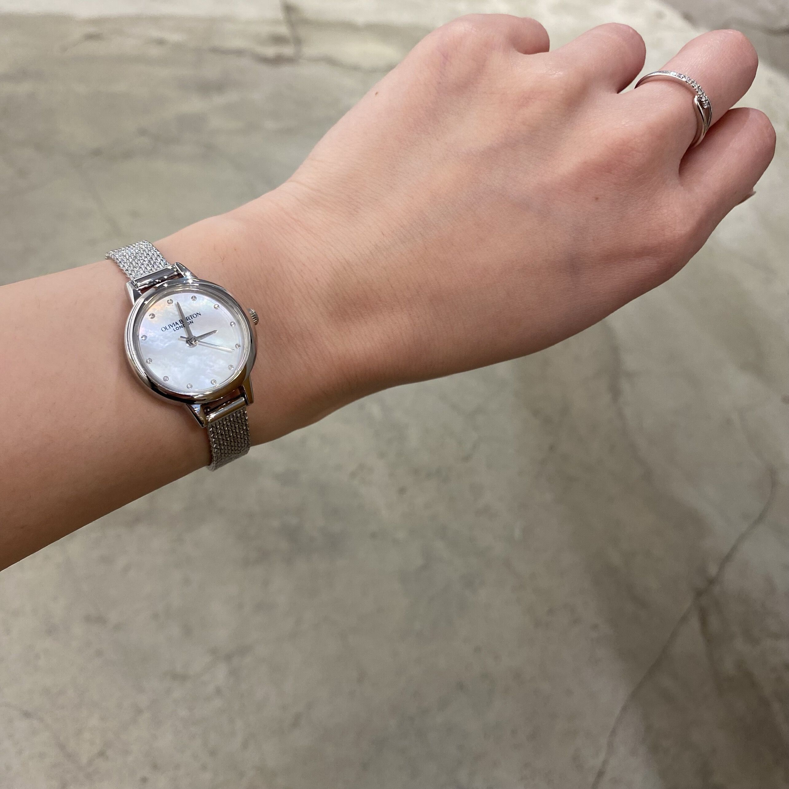 OLIVIA BURTON 「〈OLIVIA BURTON(ｵﾘﾋﾞｱﾊﾞｰﾄﾝ)〉ｸﾗｼｯｸ ﾐﾆﾏｻﾞｰｵﾌﾞﾊﾟｰﾙ ｸﾘｽﾀﾙ ｼﾙﾊﾞｰﾒｯｼｭ」|腕時計|SILVER