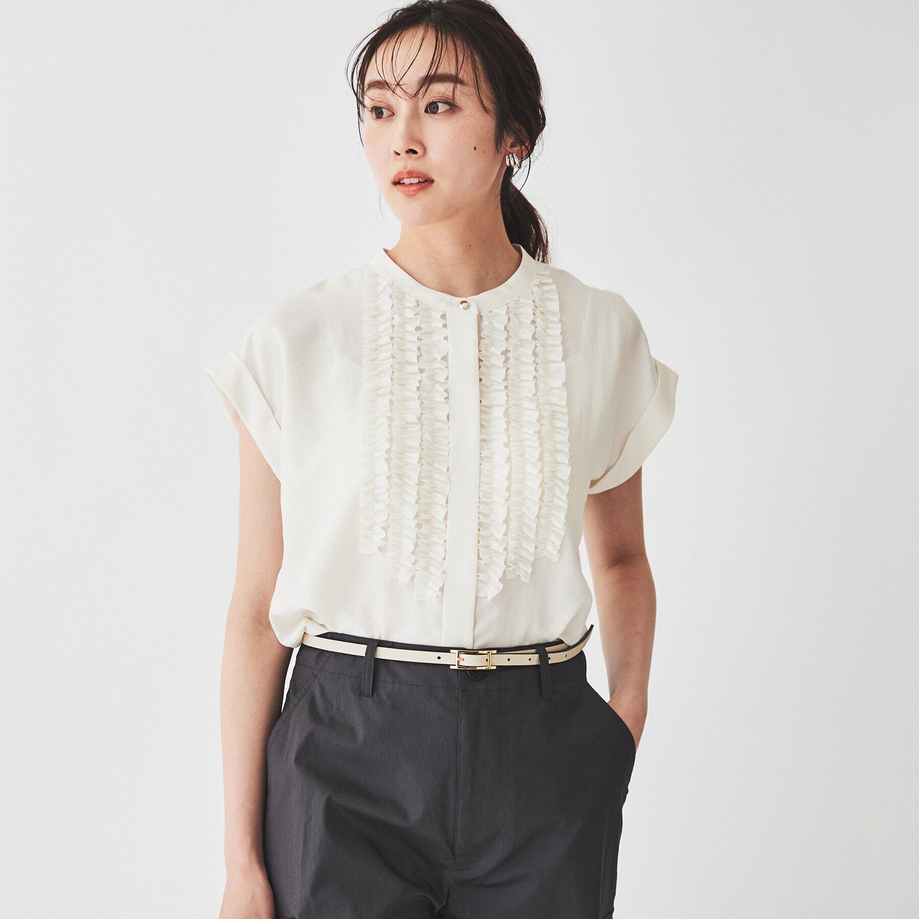 UNTITLED「【華やか／夏ブラウス】半袖フリルブラウス」|シャツ・ブラウス|オフホワイト(003