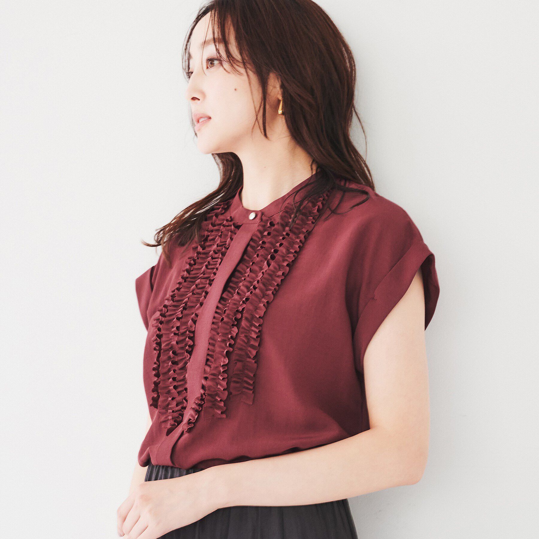 UNTITLED「【華やか／夏ブラウス】半袖フリルブラウス」|シャツ・ブラウス|ボルドー(064)