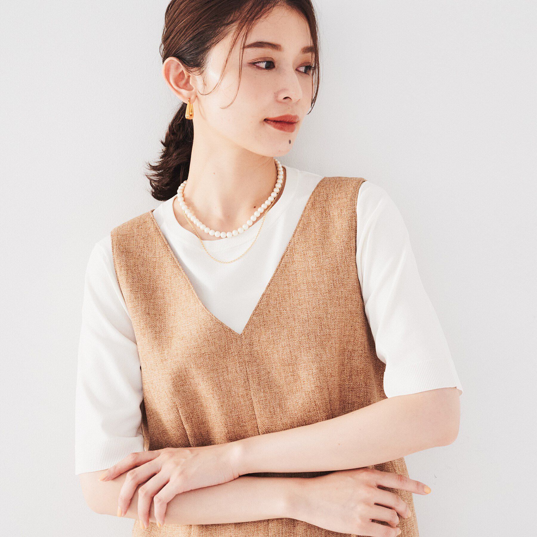 UNTITLED「【サラッと薄手素材/アンサンブル可能】レーヨンストレッチ クルーネックニット」|ニット・セーター|アイボリー(004)