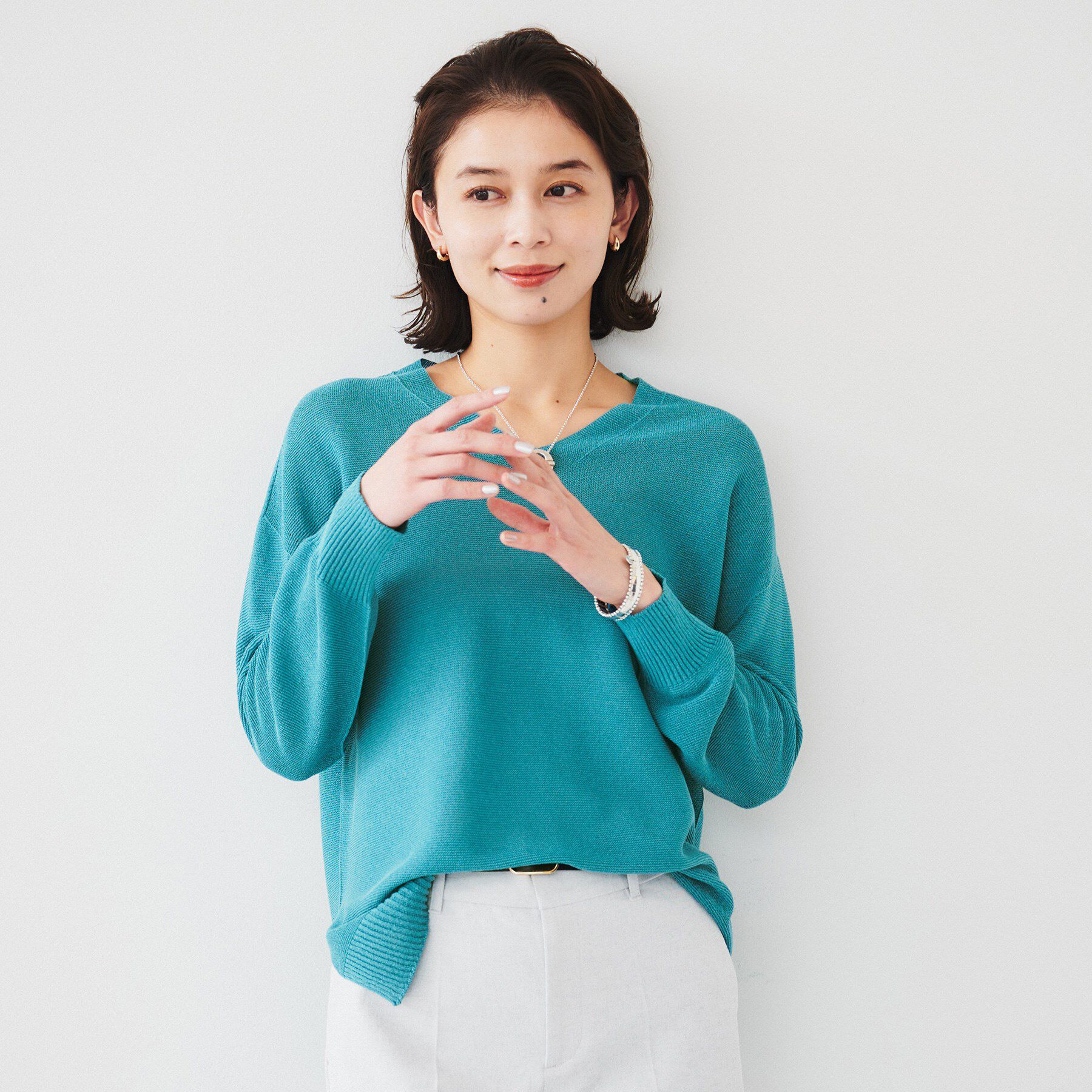 UNTITLED「【体型カバー/清涼感】サイドスリット Vネックニット」|ニット・セーター|