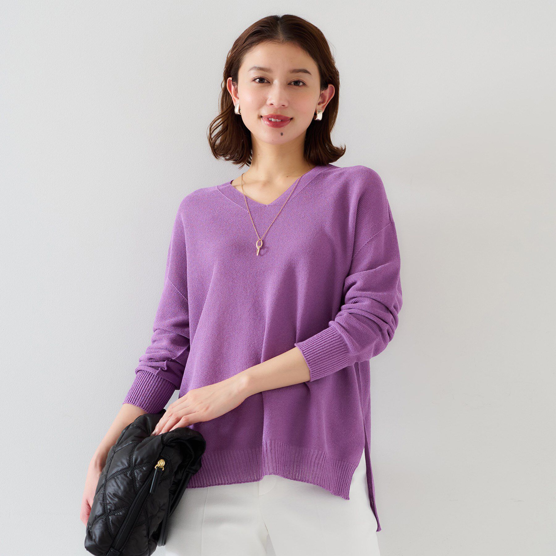 UNTITLED「【体型カバー/清涼感】サイドスリット Vネックニット」|ニット・セーター|パープル(081)