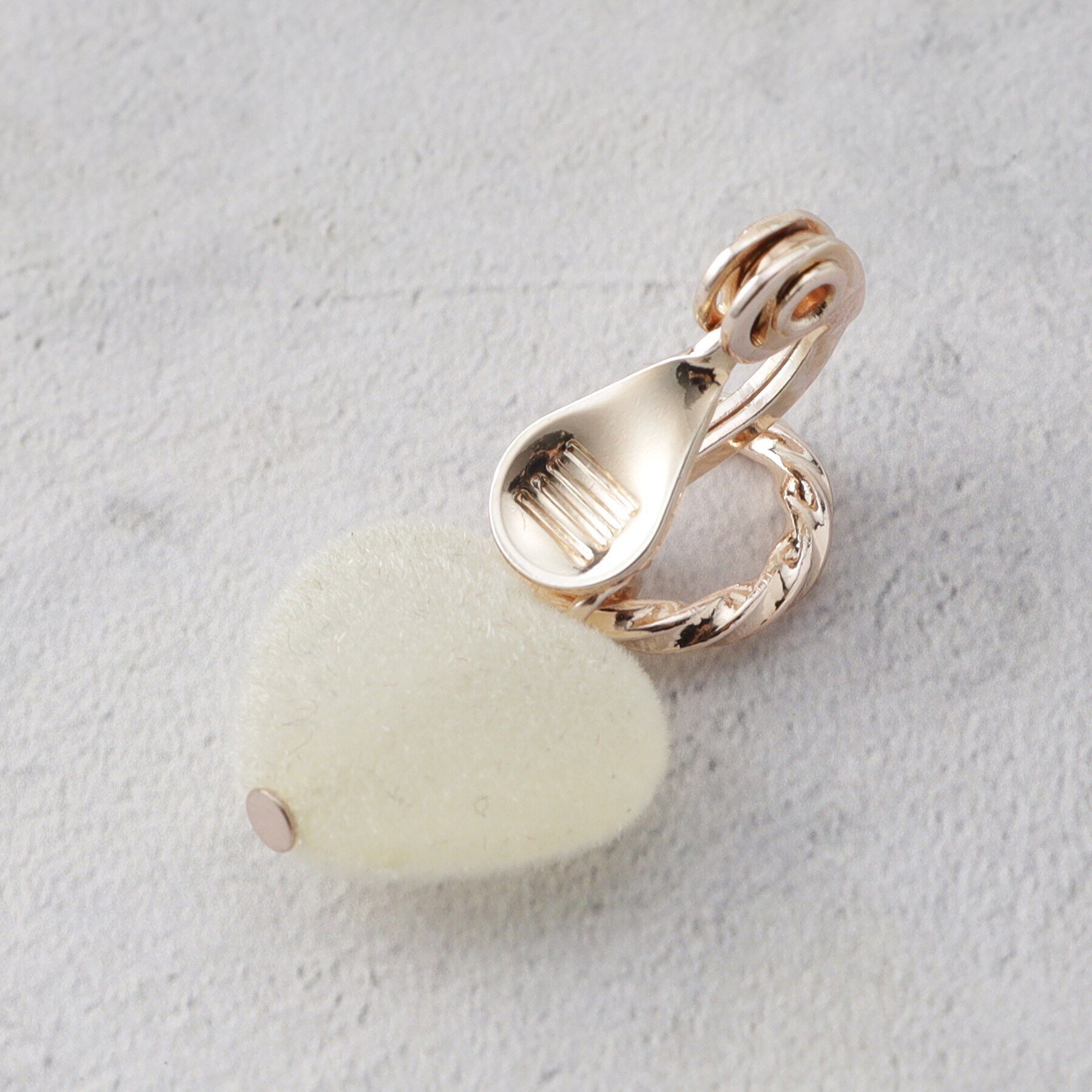 grove「痛くなりにくいフロッキーハートイヤリング」|イヤリング|