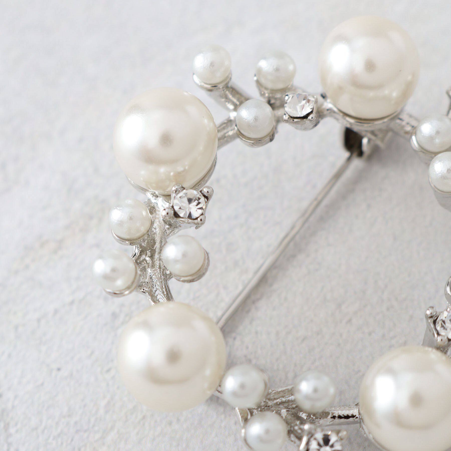 grove「ラウンドパール調ブローチ【入卒対応可】」|ブローチ・コサージュ|