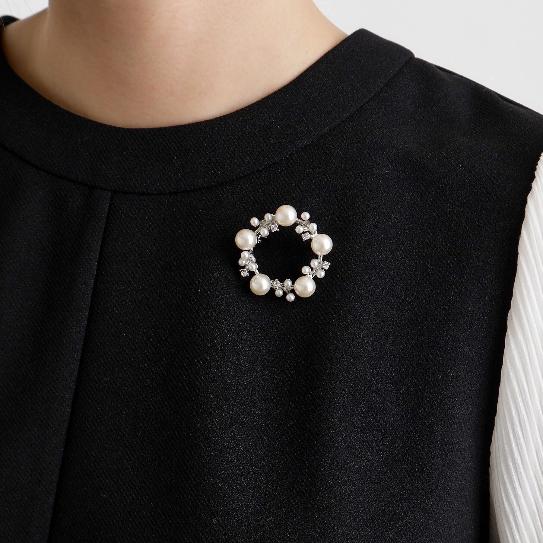 grove「ラウンドパール調ブローチ【入卒対応可】」|ブローチ・コサージュ|