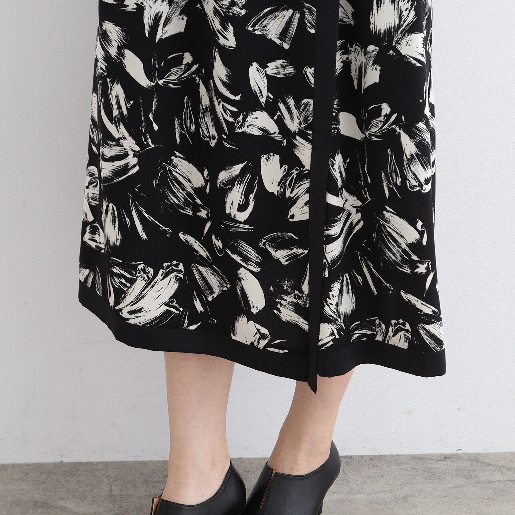 INDIVI「【洗える/日本製】ブラッシュドフラワー柄ラップ風スカート」|スカート|