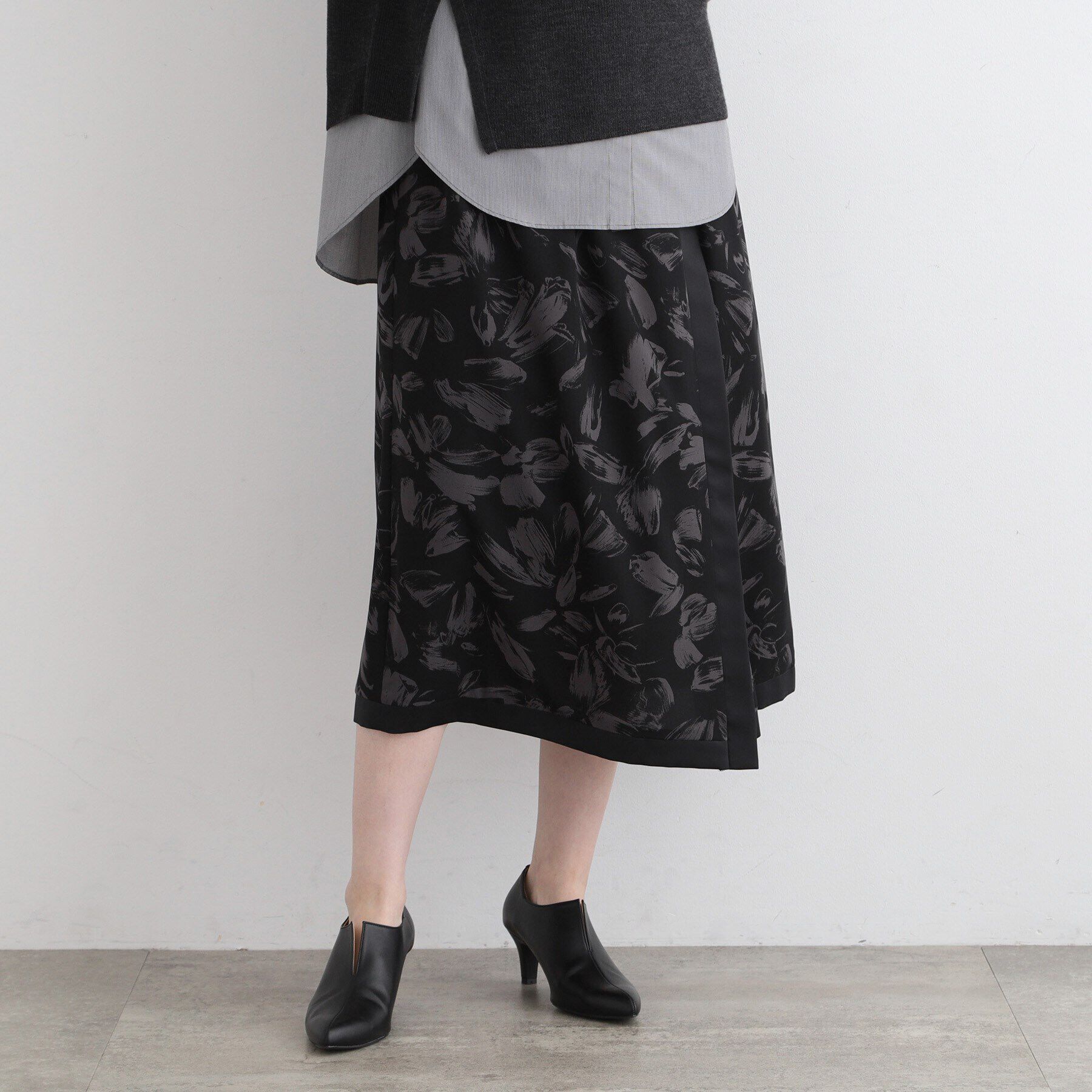 INDIVI「【洗える/日本製】ブラッシュドフラワー柄ラップ風スカート」|スカート|グレー(112)