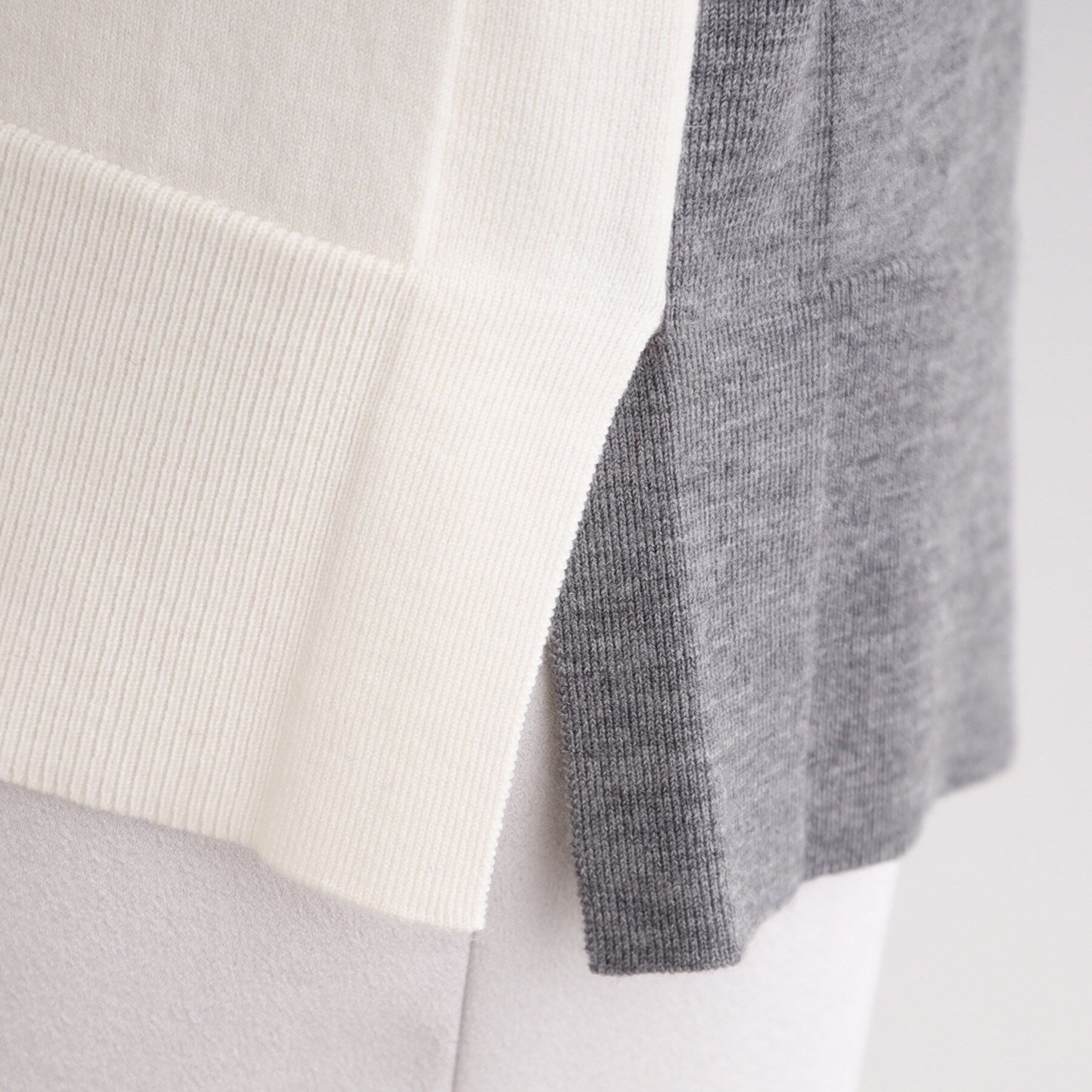 INDIVI「【洗える／チュニック丈／ボーダー柄】スリットデザインVネックニット」|ニット・セーター|