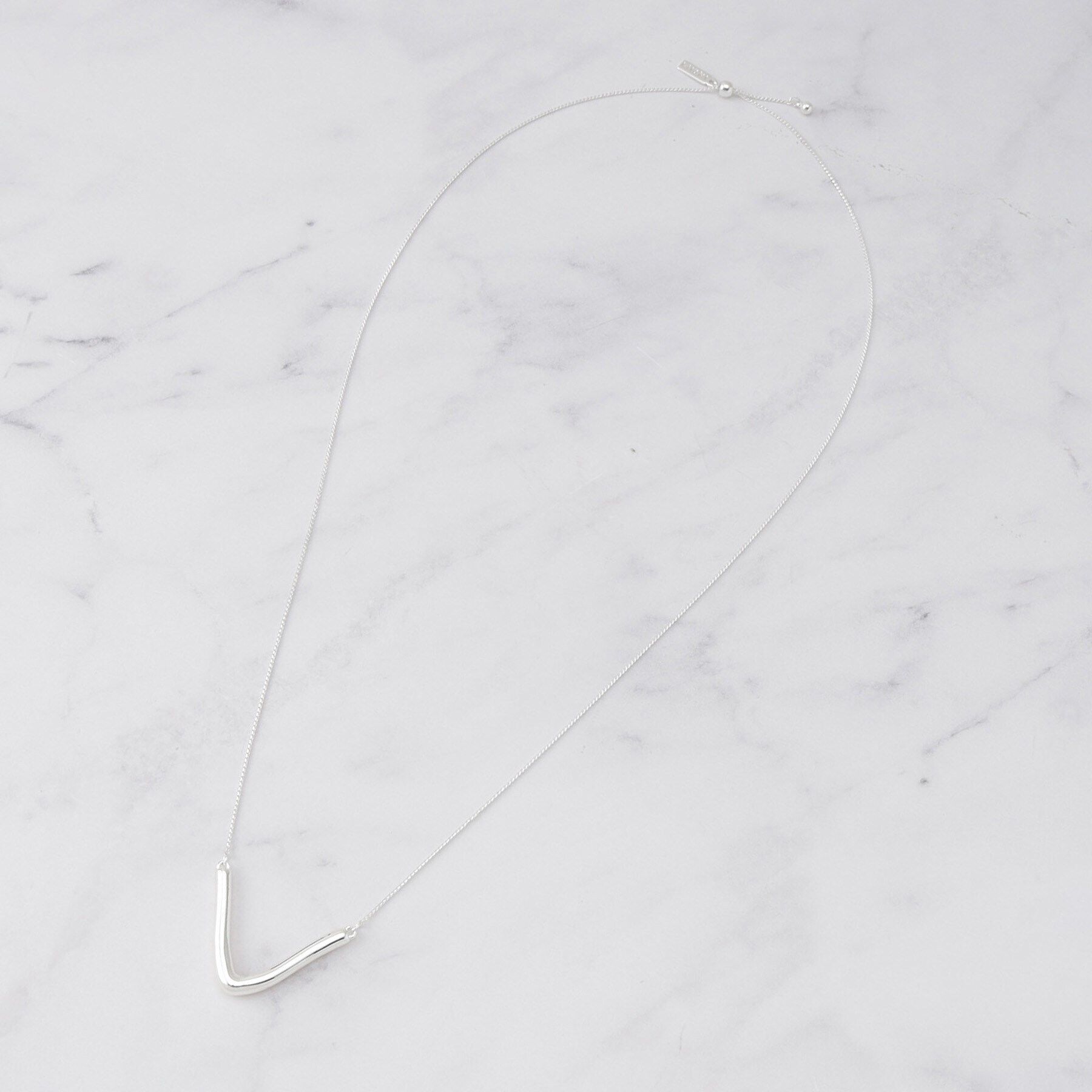 INDIVI「【フリードロップ】V型バー アクセントネックレス」|ネックレス|