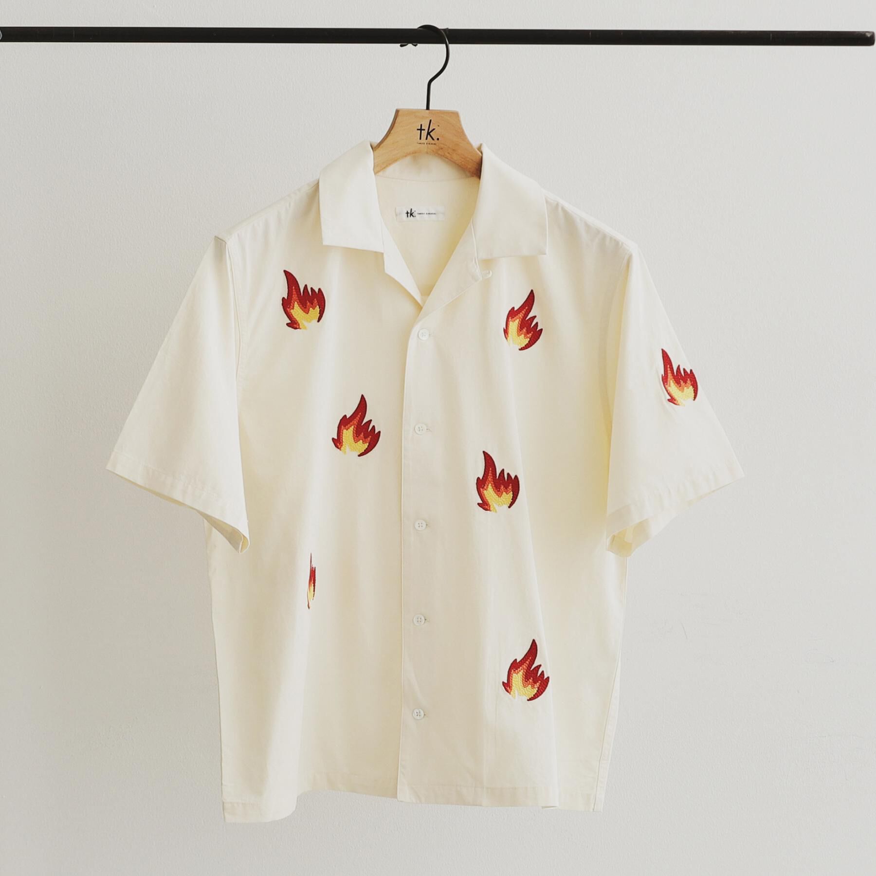 tk.TAKEO KIKUCHI「K&rsquo;PJT by AYUTA 『炎刺繍シャツ』」|シャツ・ブラウス|オフホワイト(103