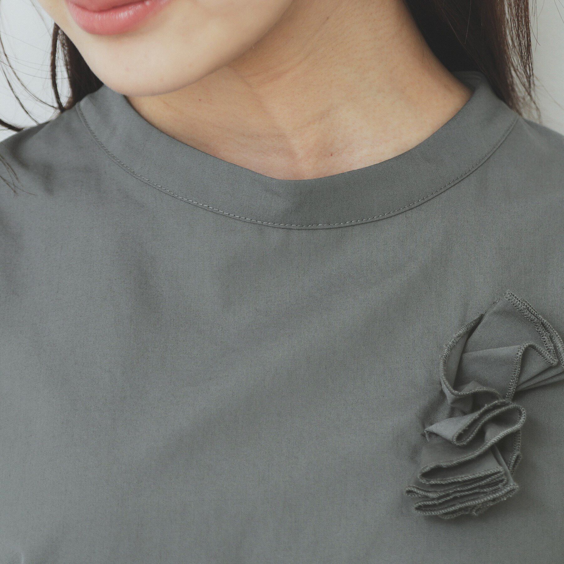 index「コサージュ付きタックパフブラウス【洗濯機洗い可/イージーアイロン】」|シャツ・ブラウス|