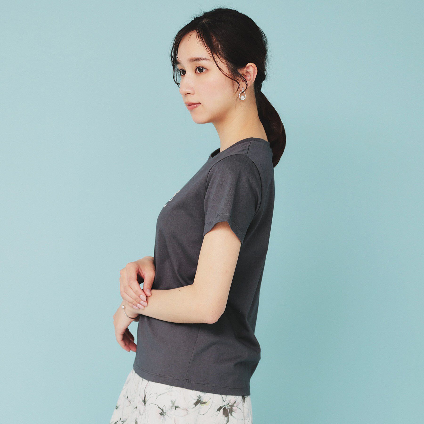 index「《美人百花掲載》ビジュー付きロゴTシャツ【接触冷感/UVケア/吸水速乾/汗ジミ防止/洗濯機洗い可】」|Tシャツ・カットソー|