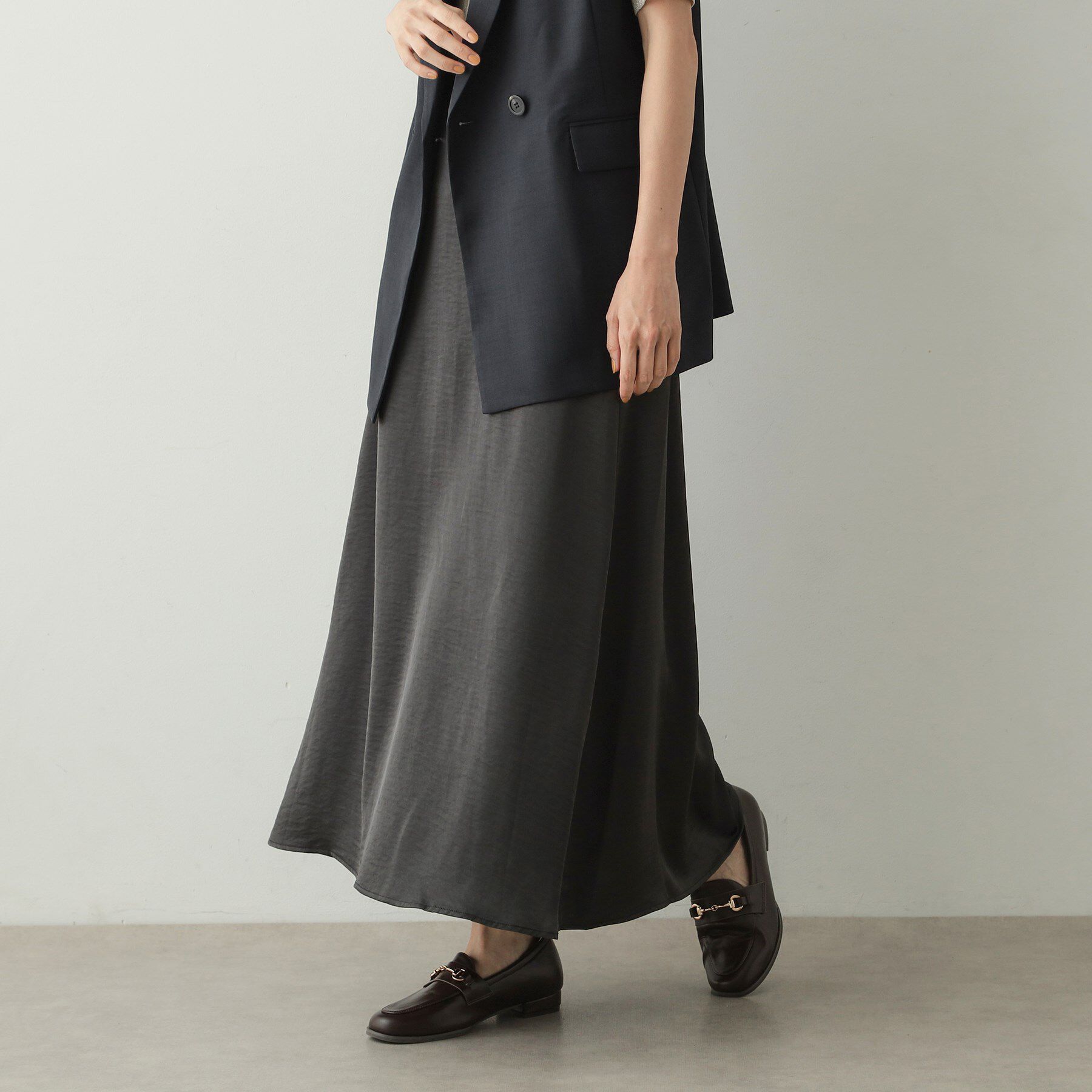 OPAQUE.CLIP「サテンナローフレアスカート【洗濯機洗い可】」|スカート|チャコールグレー(0