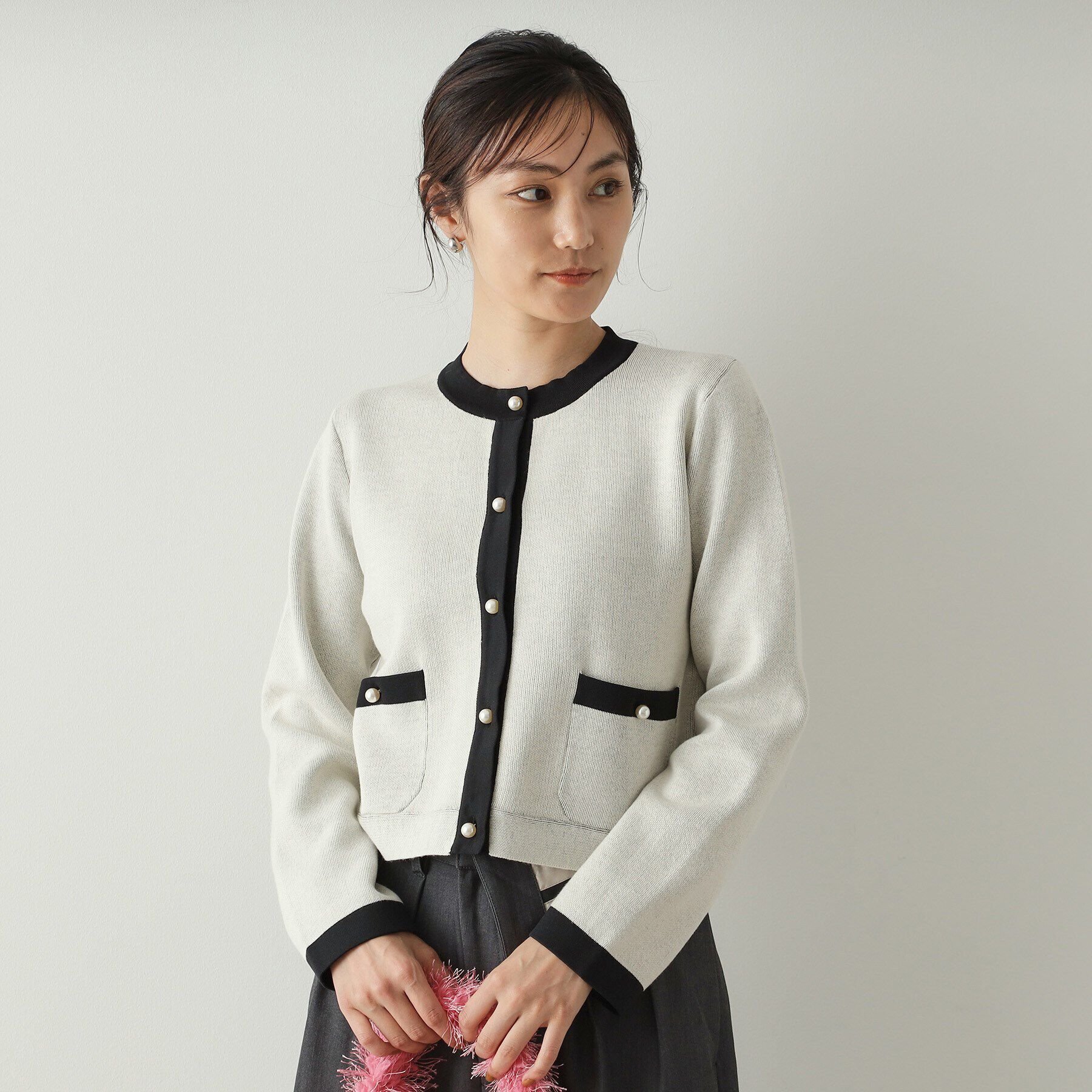 OPAQUE.CLIP「パール調ボタン配色ニットカーディガン【洗濯機洗い可】」|カーディガン|オフホワイト(503