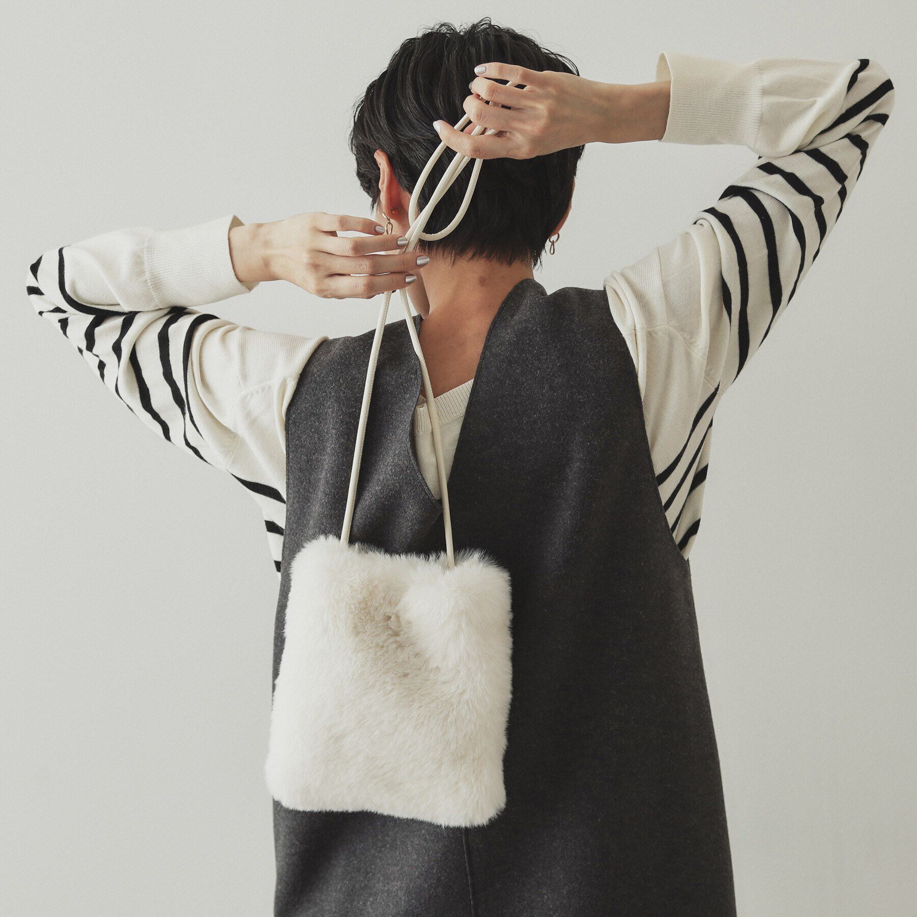 OPAQUE.CLIP「フェイクファースクエアミニポシェット」|ショルダー・メッセンジャー|オフホワイト(003