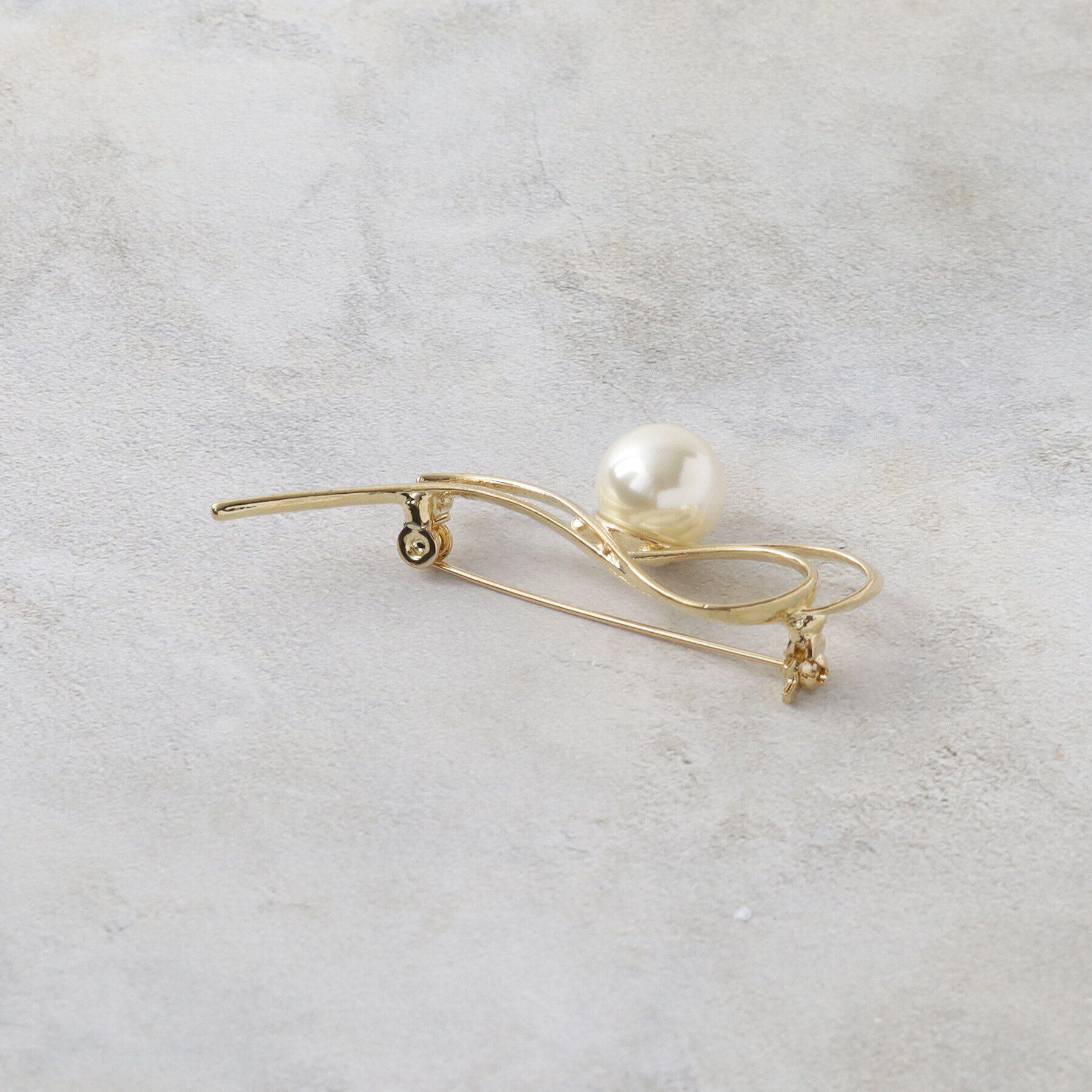 OPAQUE.CLIP「フェイクパール&times;メタルラインブローチ」|ブローチ・コサージュ|