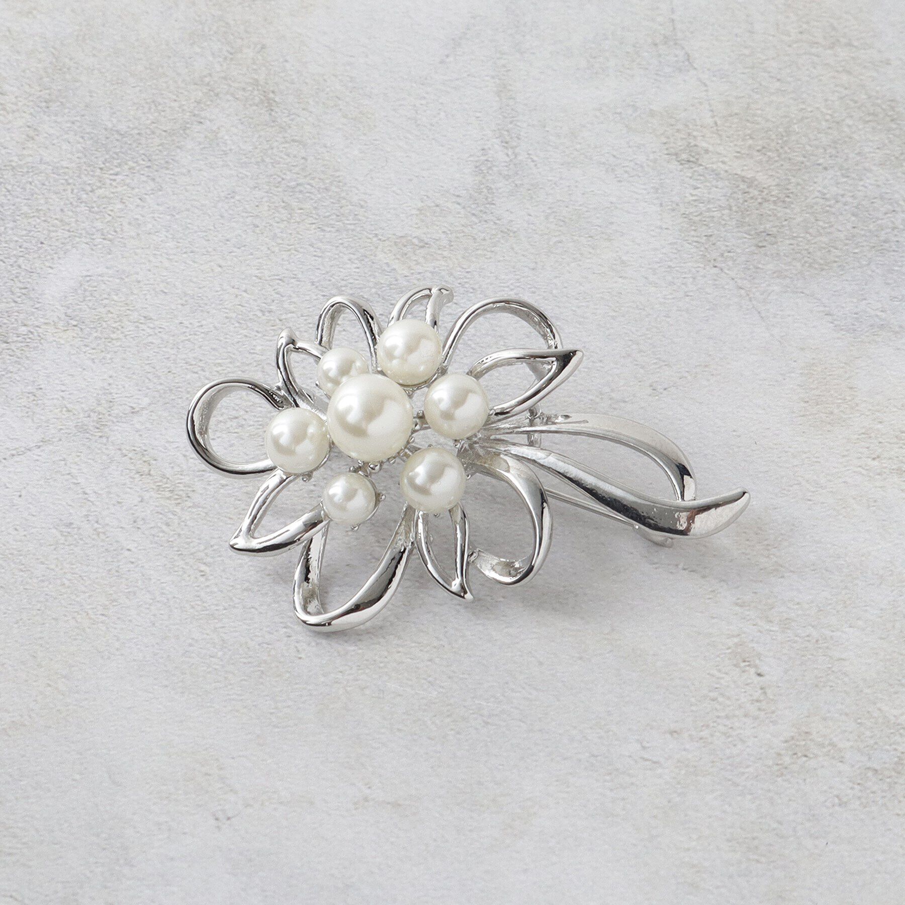OPAQUE.CLIP「メタルフラワー&times;フェイクパールブローチ」|ブローチ・コサージュ|シルバー(006)