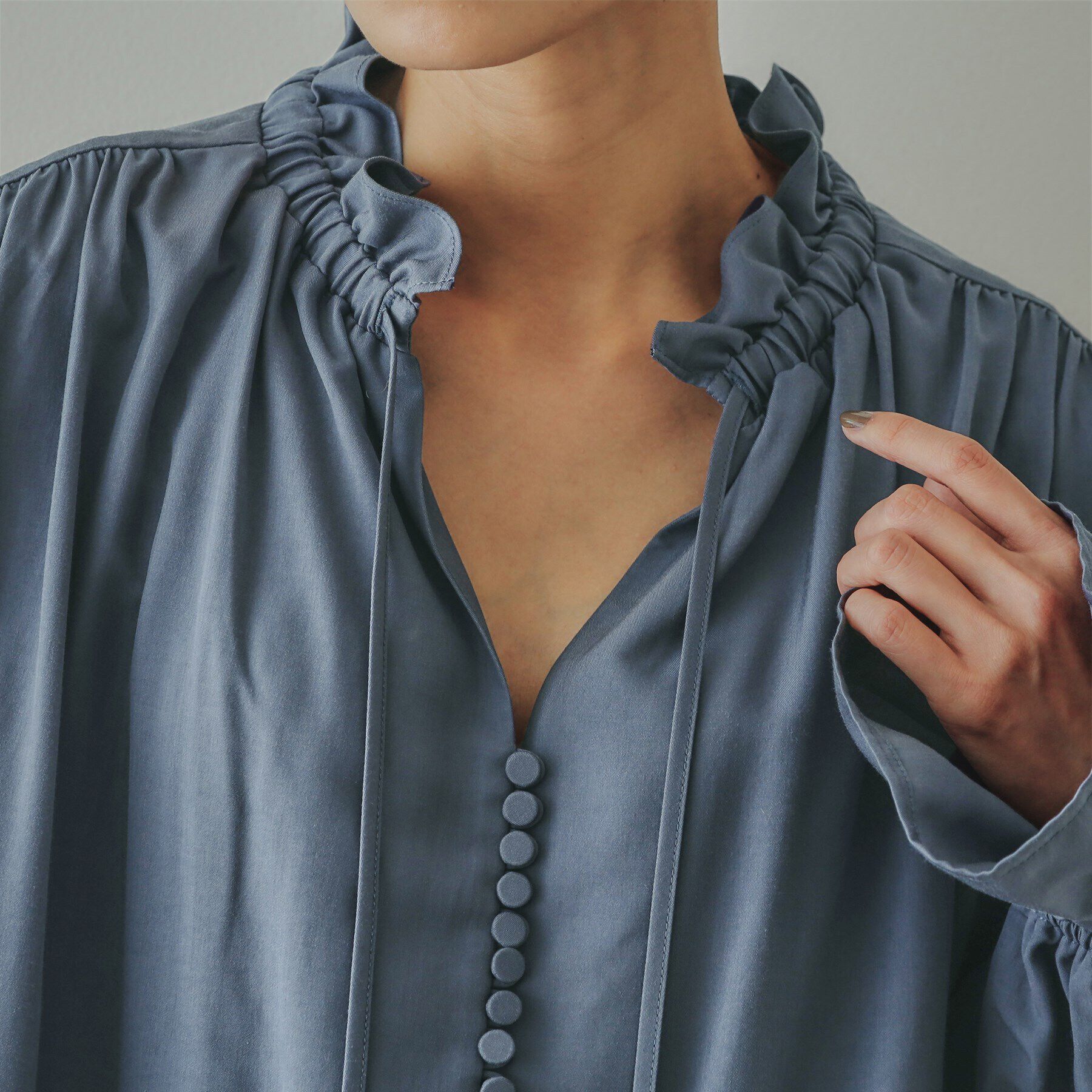 OPAQUE.CLIP「【大草直子さんコラボ】フリルネックブラウス」|シャツ・ブラウス|