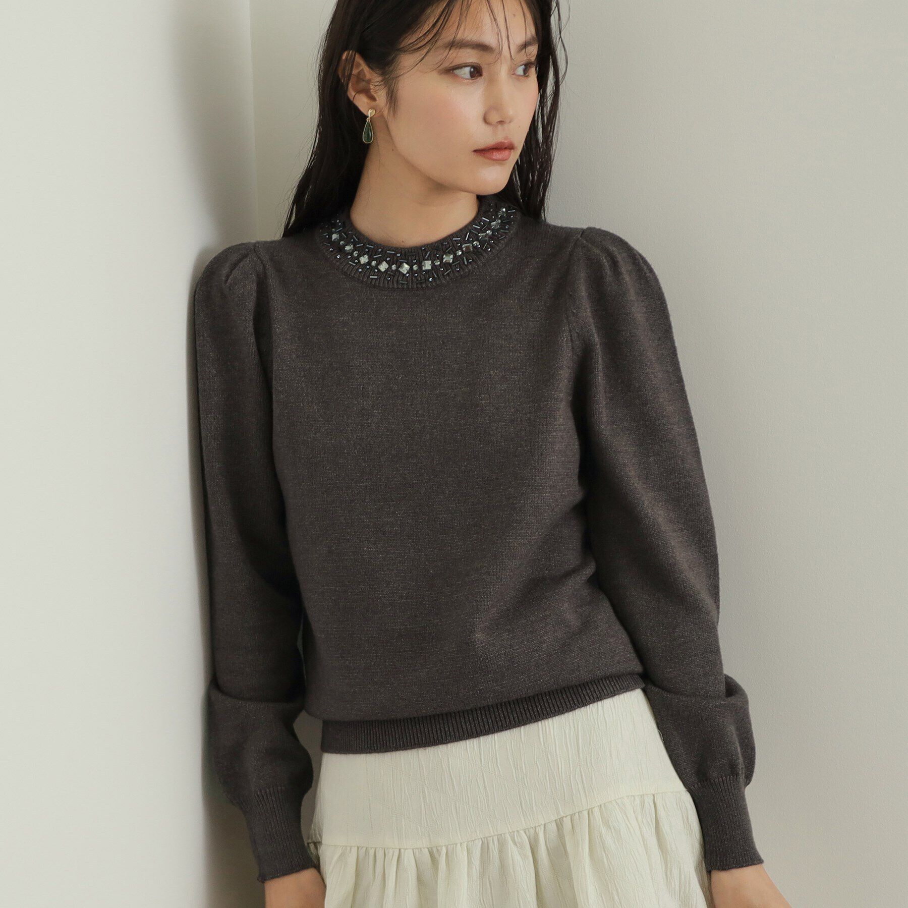 OPAQUE.CLIP「《美人百花掲載》ビジューネックパフスリーブニット【洗える】」|ニット・セーター|チャコールグレー(0