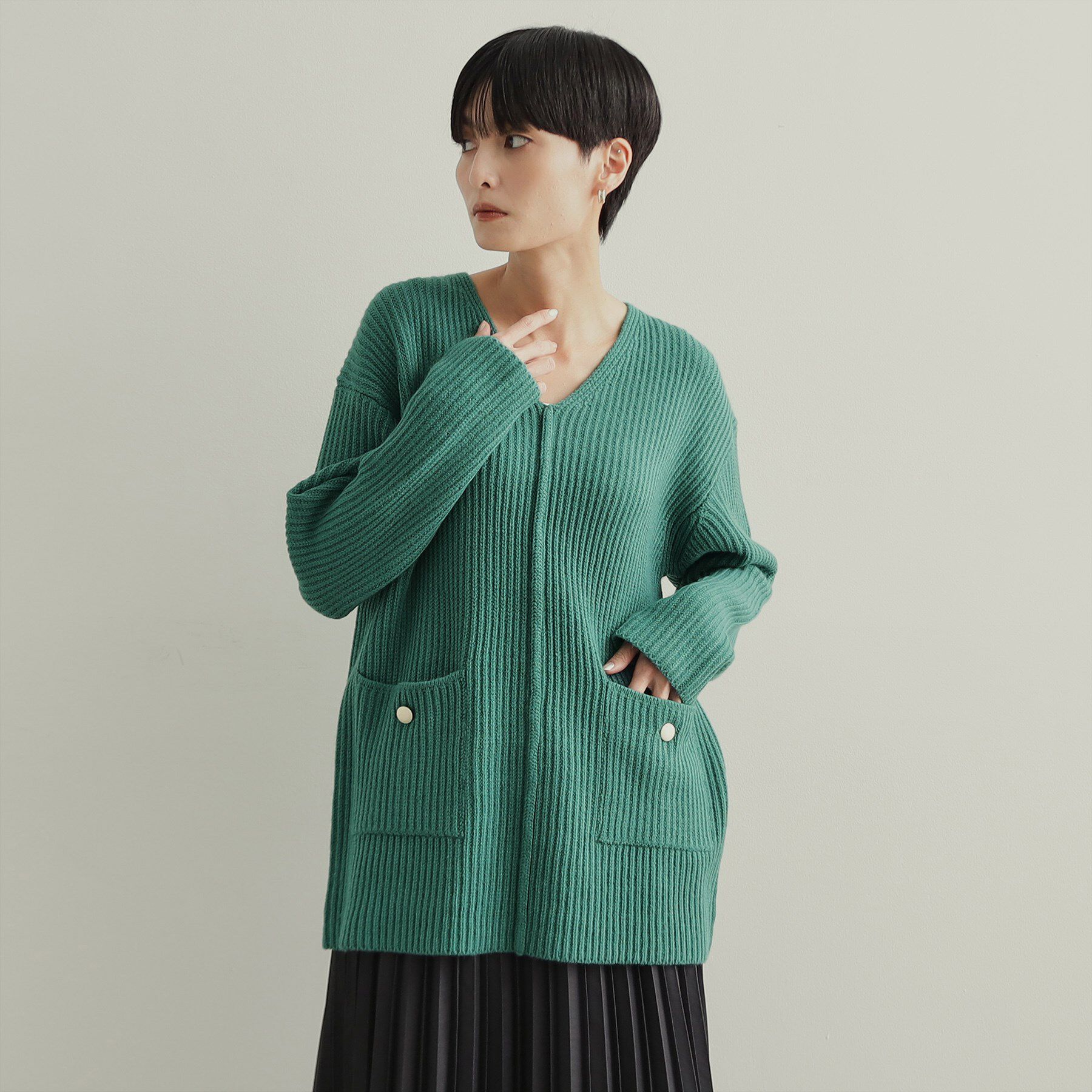 OPAQUE.CLIP「金ボタン付ポケットVネックニット【洗濯機洗い可】」|ニット・セーター|グリーン(022)