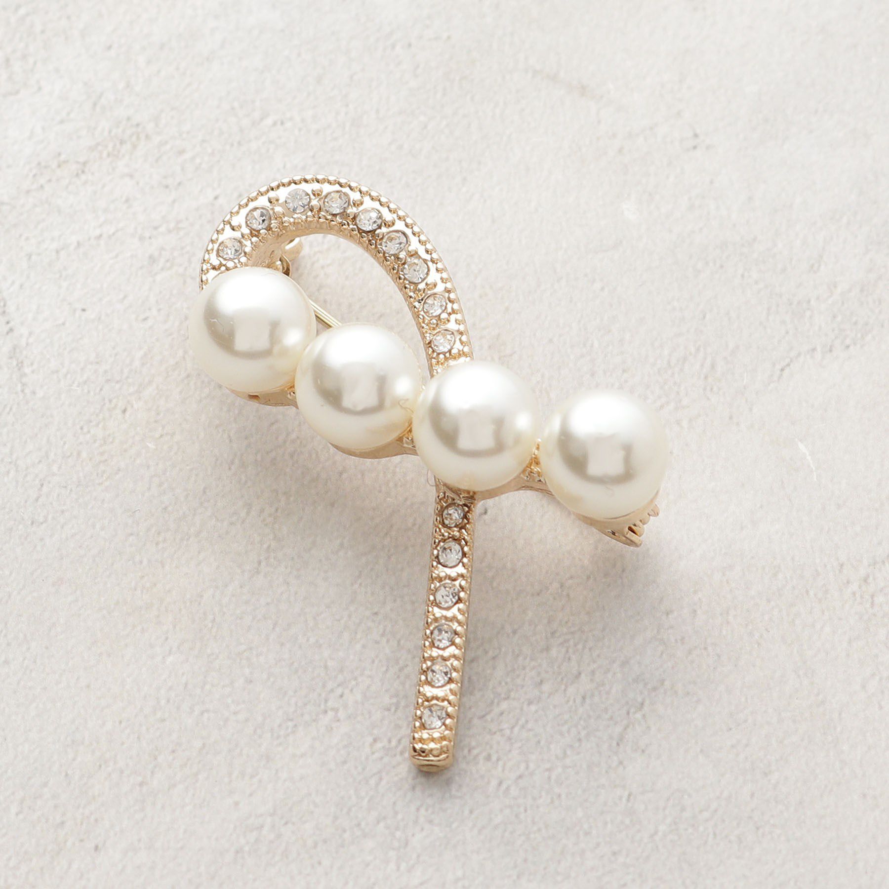 OPAQUE.CLIP「フェイクパール カーブラインブローチ」|ブローチ・コサージュ|ゴールド(007)