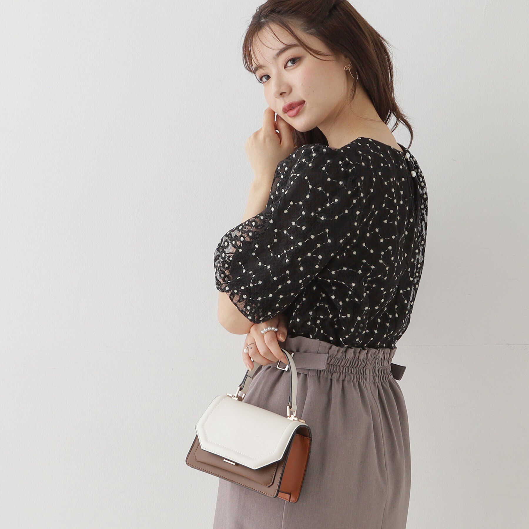 Couture broach「【二の腕カバー】デイジーエンブロ刺繍ブラウス」|シャツ・ブラウス|